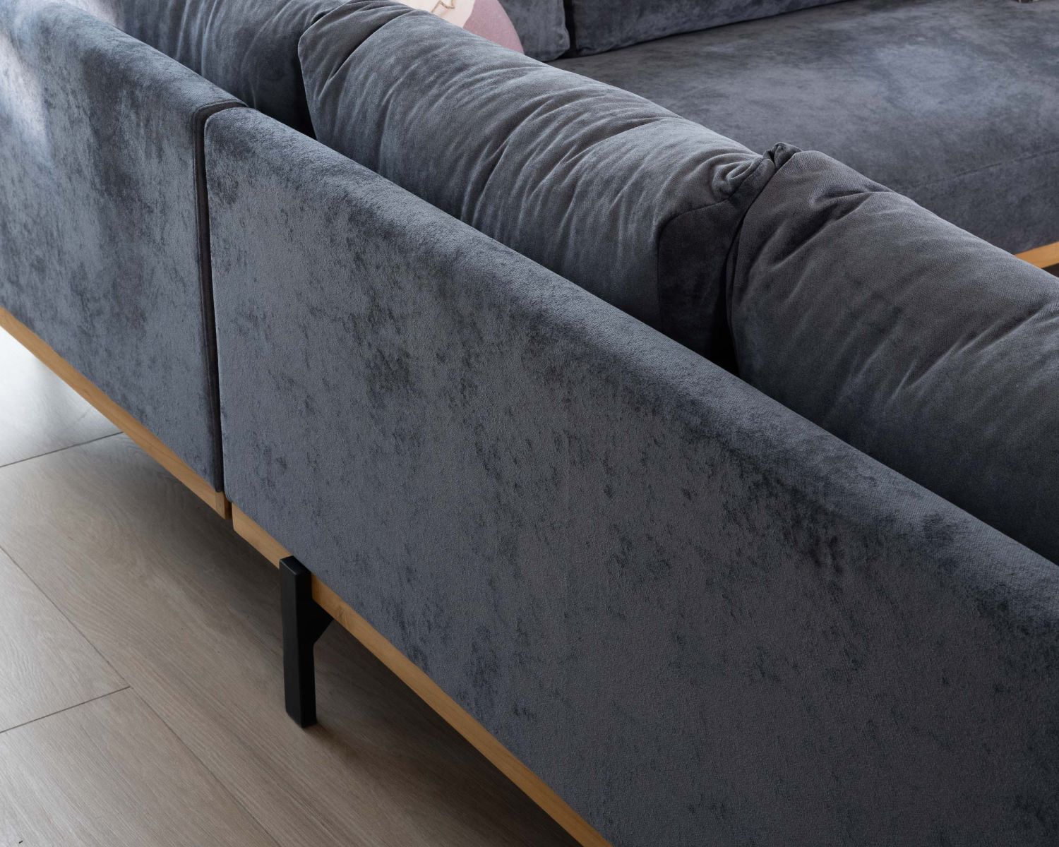 Canapé en angle haut de gamme en velours gris foncé et teck "Fényx" retour gauche