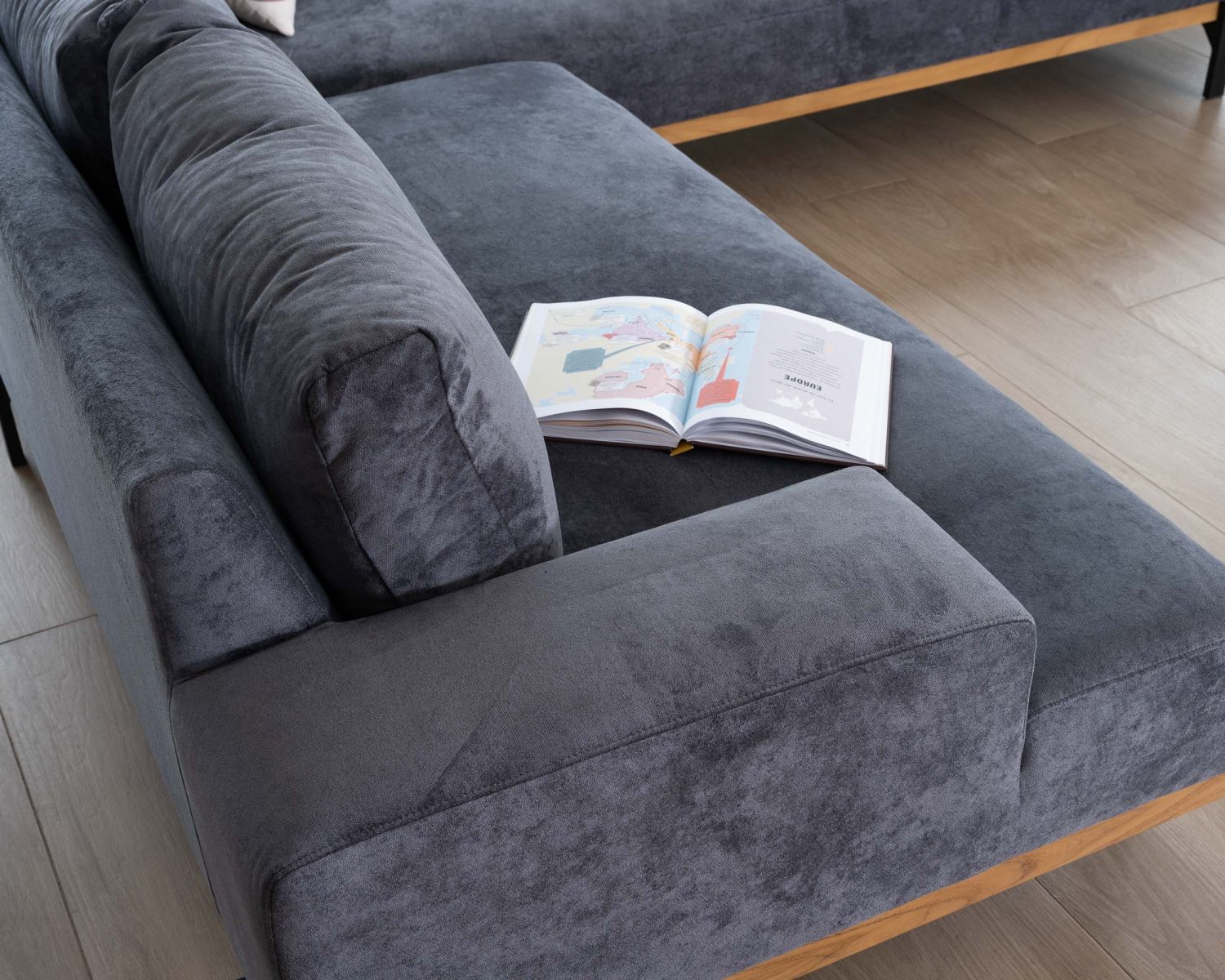 Canapé en angle haut de gamme en velours gris foncé et teck "Fényx" retour gauche