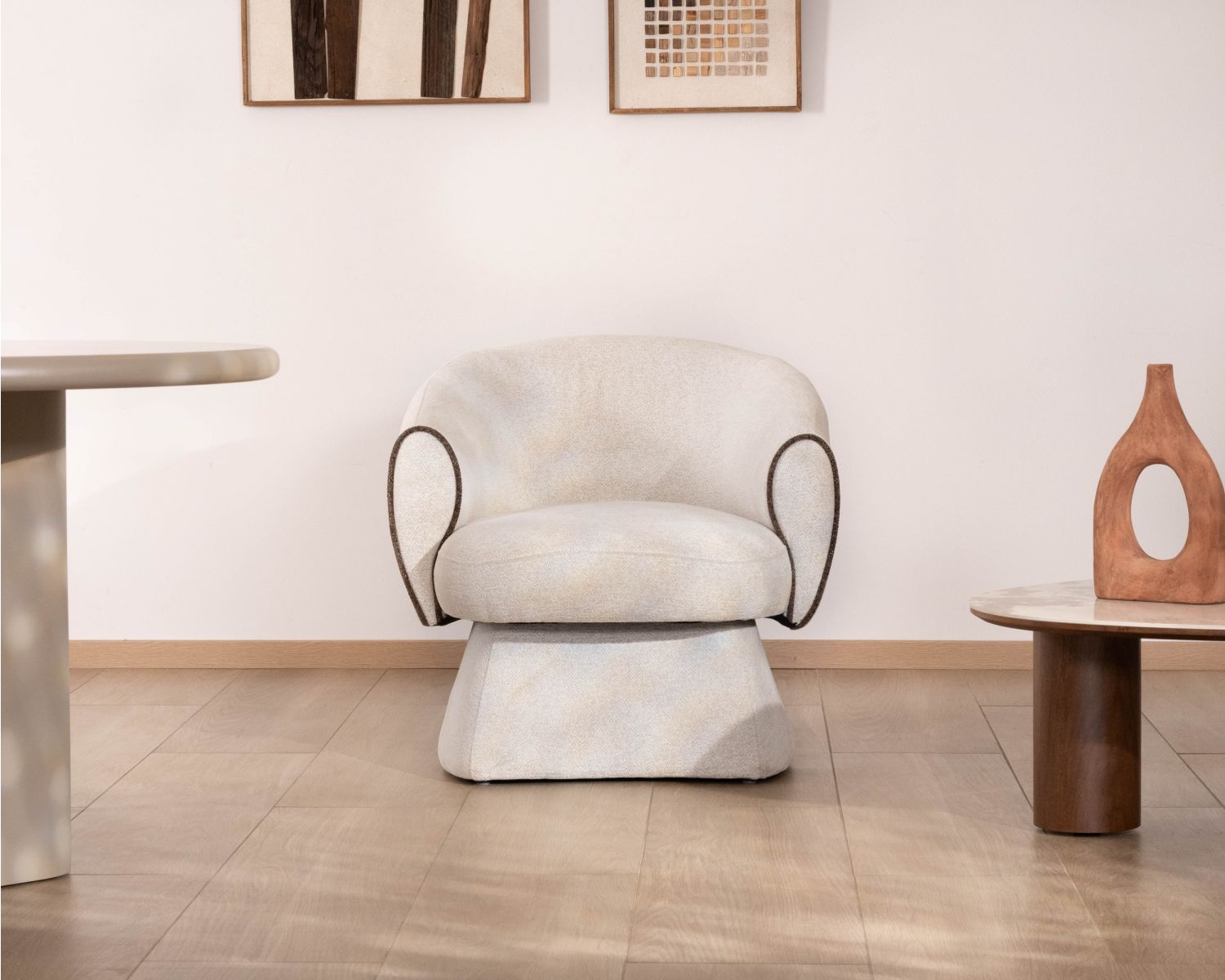 Petit fauteuil lounge en tissu bouclette blanc cassé "Sweet Culture" design enveloppant