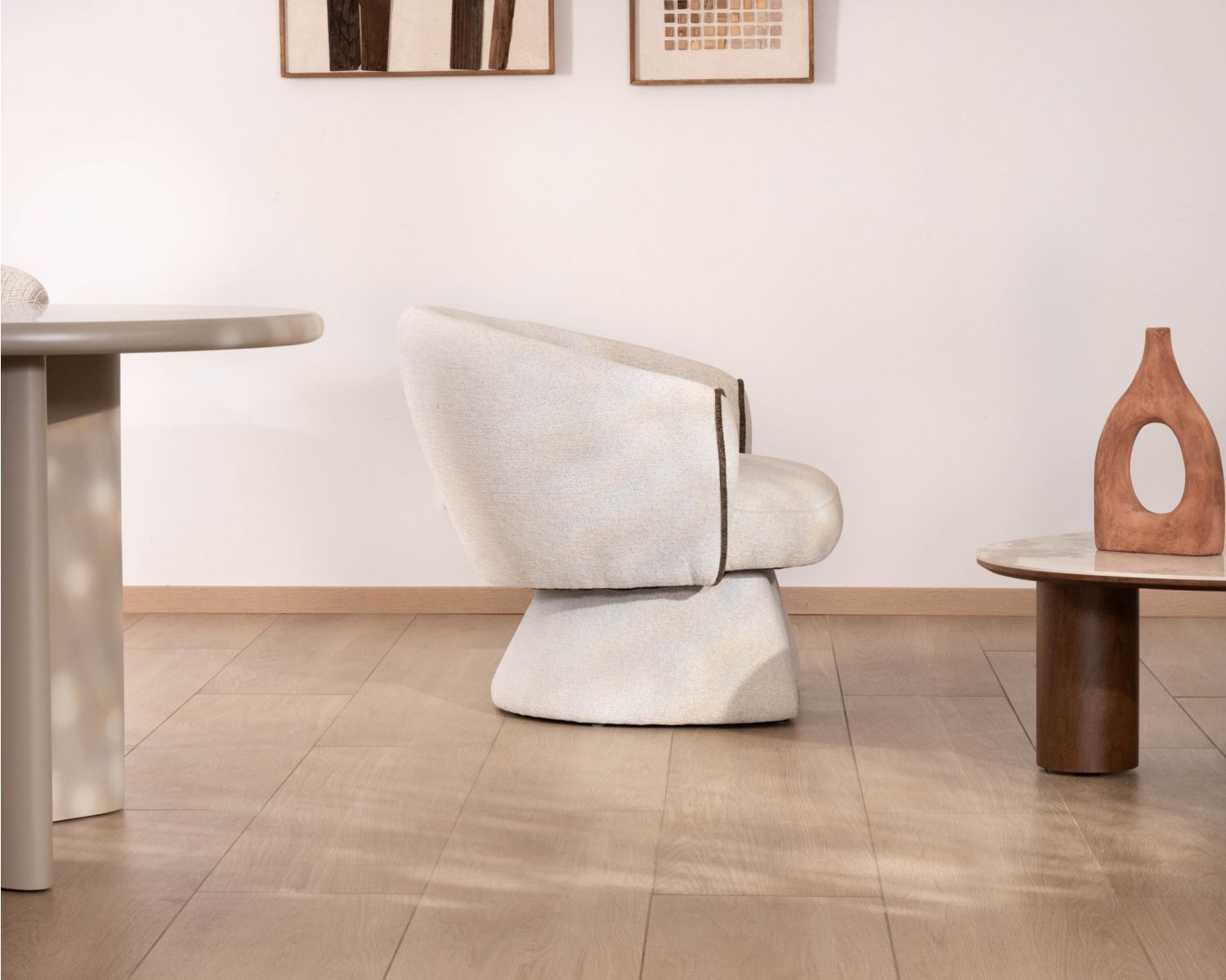 Petit fauteuil lounge en tissu bouclette blanc cassé "Sweet Culture" design enveloppant