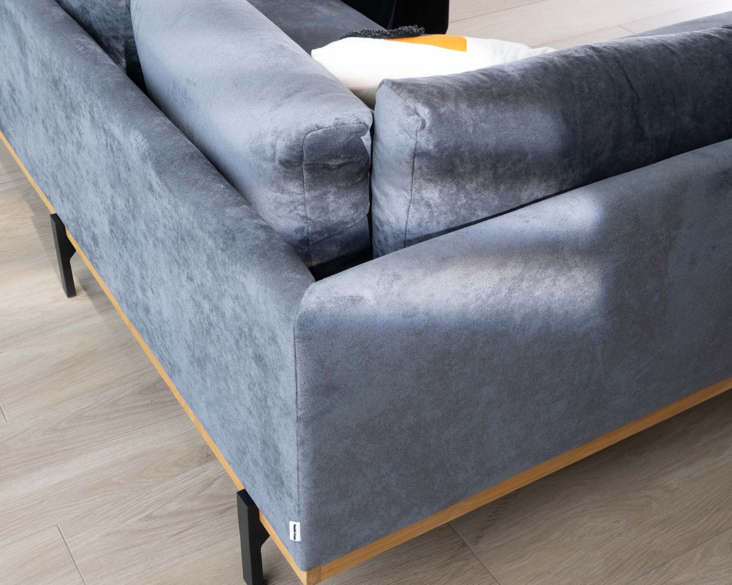 Canapé en angle haut de gamme en velours gris foncé et teck "Fényx" retour gauche