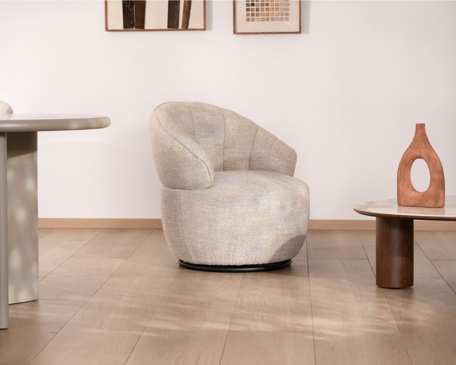 Chauffeuse effet boule avec surpiqures en tissu bouclette beige tramé "Sweet Culture" esprit cocoon 