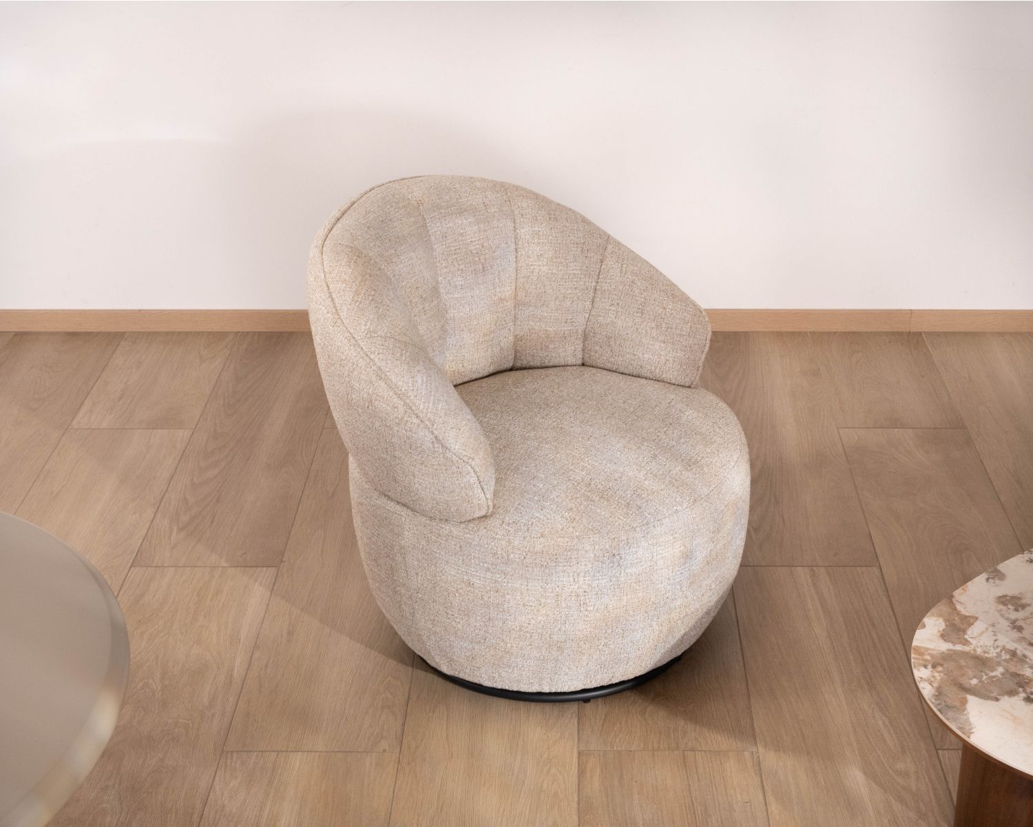 Chauffeuse effet boule avec surpiqures en tissu bouclette beige tramé "Sweet Culture" esprit cocoon 