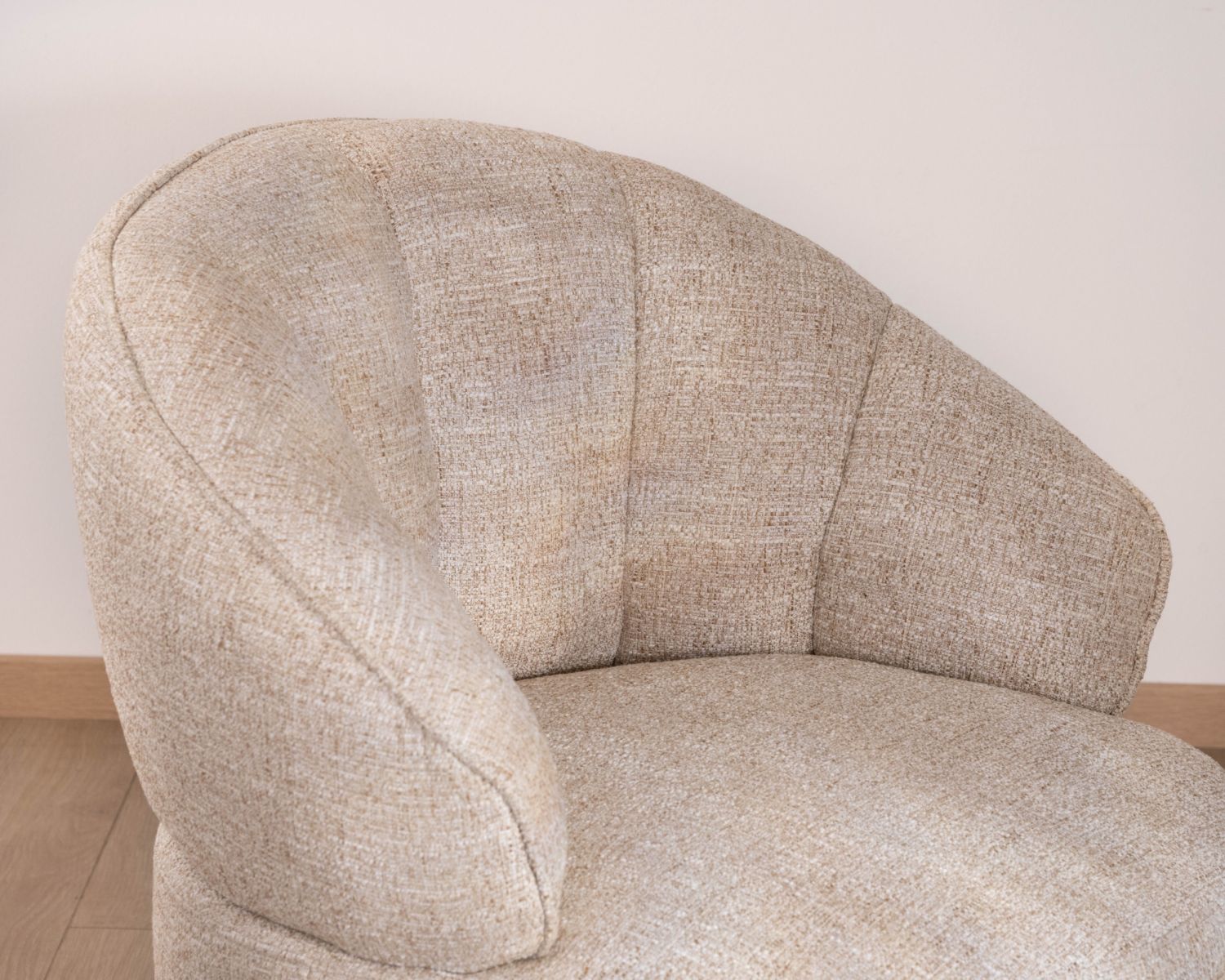 Chauffeuse effet boule avec surpiqures en tissu bouclette beige tramé "Sweet Culture" esprit cocoon 