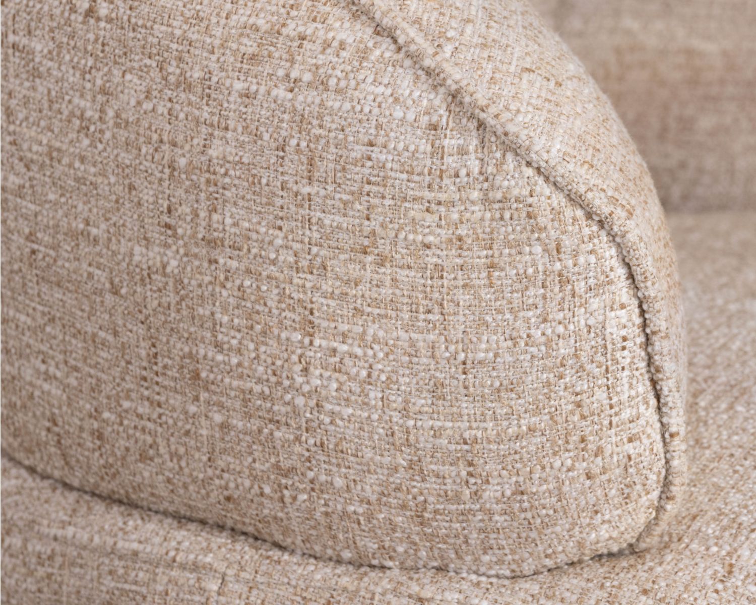 Chauffeuse effet boule avec surpiqures en tissu bouclette beige tramé "Sweet Culture" esprit cocoon 