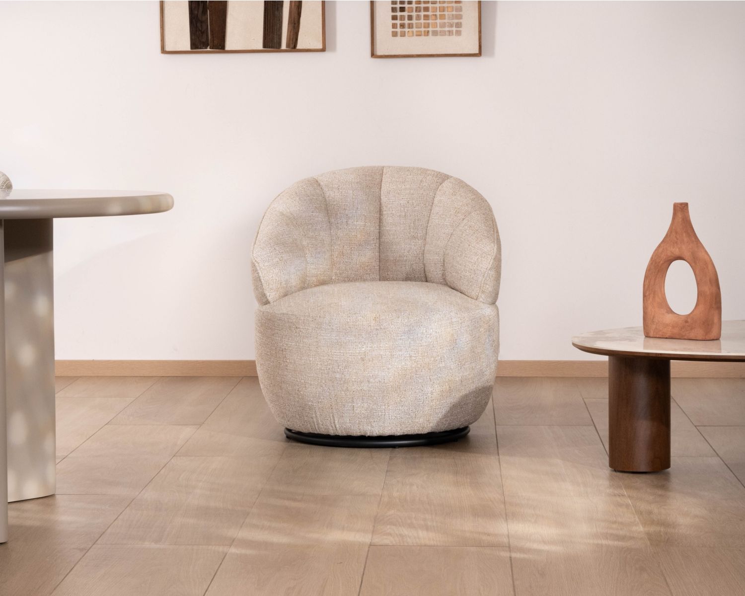 Chauffeuse effet boule avec surpiqures en tissu bouclette beige tramé "Sweet Culture" esprit cocoon 