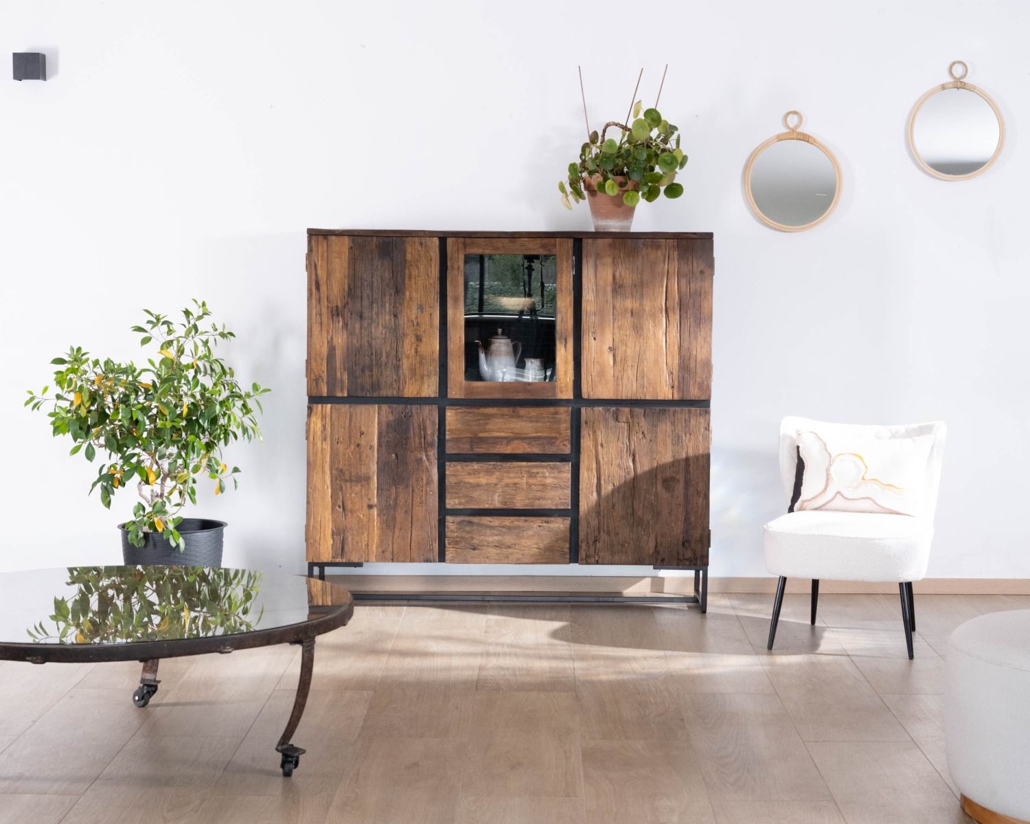 Table basse ronde en bois recyclé et plateau verre avec pieds métal "Népalaise"