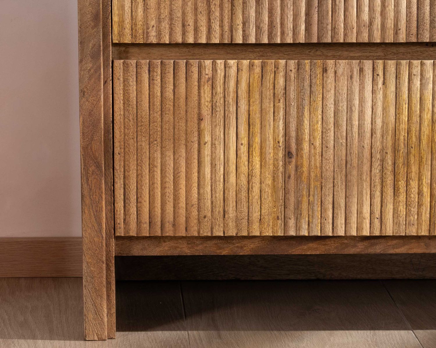 Commode design rétro avec façades cannelées "Céresto" 3 grands tiroirs