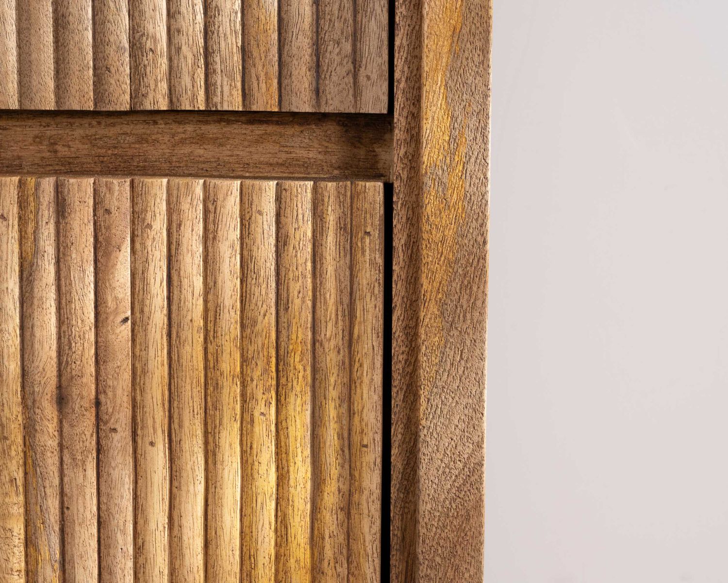 Commode design rétro avec façades cannelées "Céresto" 3 grands tiroirs