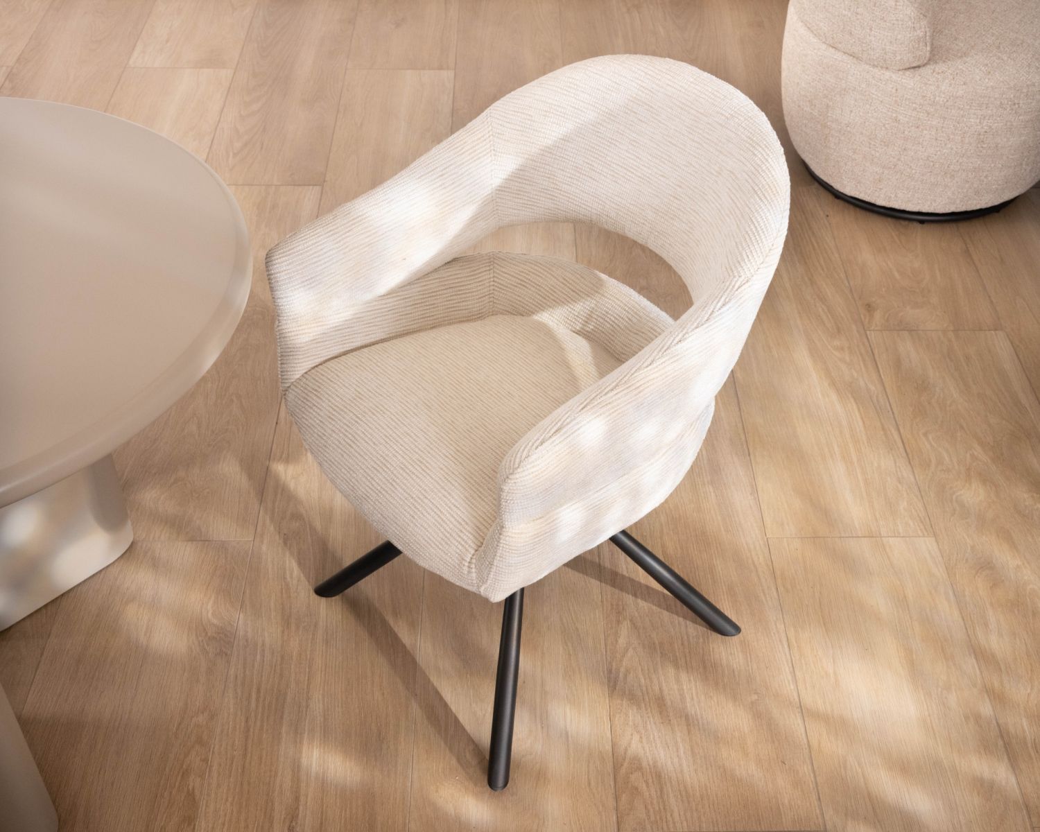 Lot de 2 chaises de repas pivotantes “Movy” assise enveloppante en tissu crème avec accoudoirs