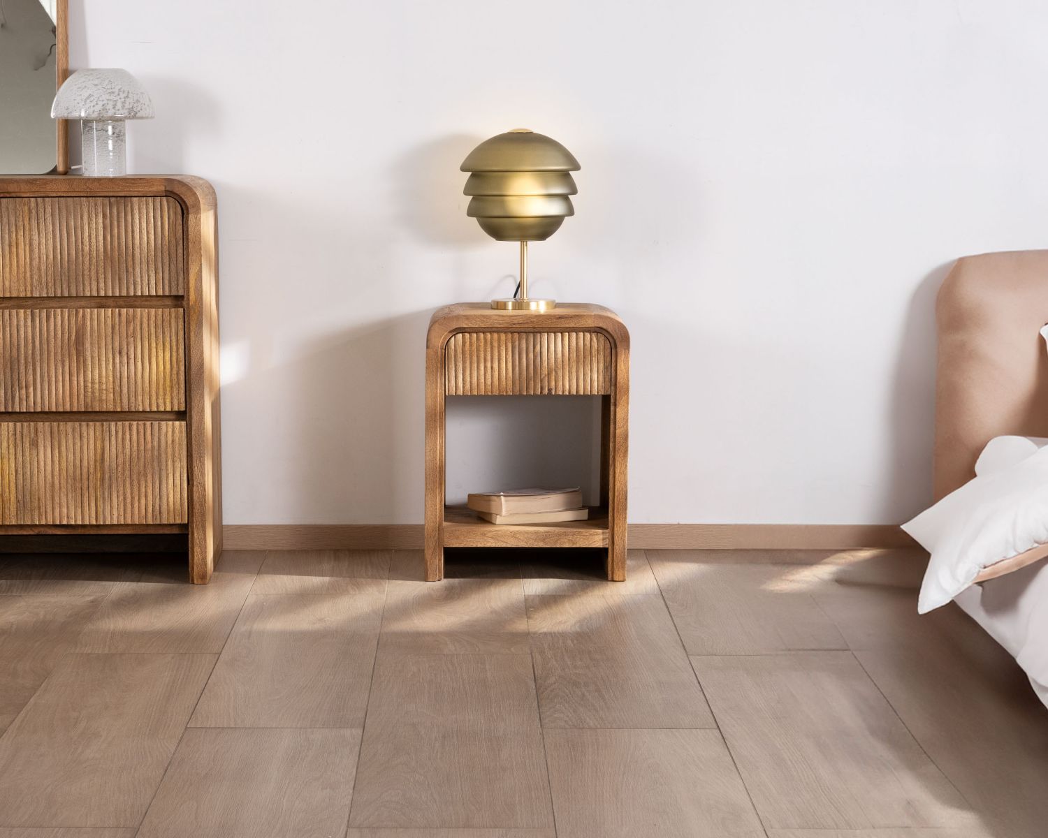 Table de nuit en acacia 1 tiroir facetté "Céresto"