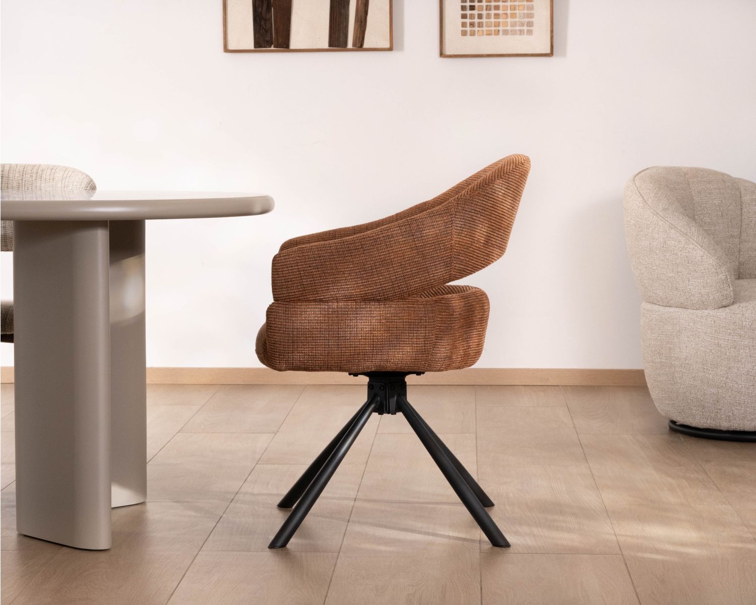 Lot de 2 chaises pivotantes en tissu tramé rouille “Movy" lignes contemporaines et enveloppantes