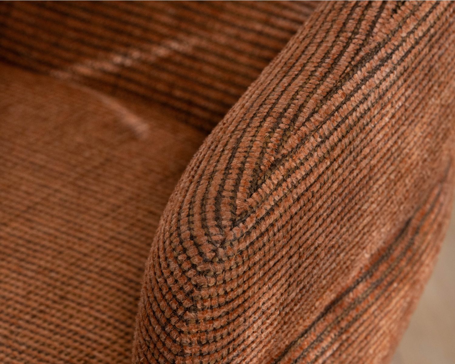 Lot de 2 chaises pivotantes en tissu tramé rouille “Movy" lignes contemporaines et enveloppantes