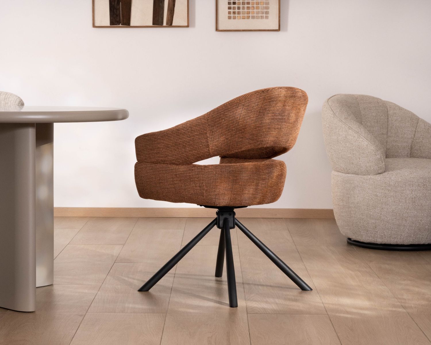 Lot de 2 chaises pivotantes en tissu tramé rouille “Movy" lignes contemporaines et enveloppantes