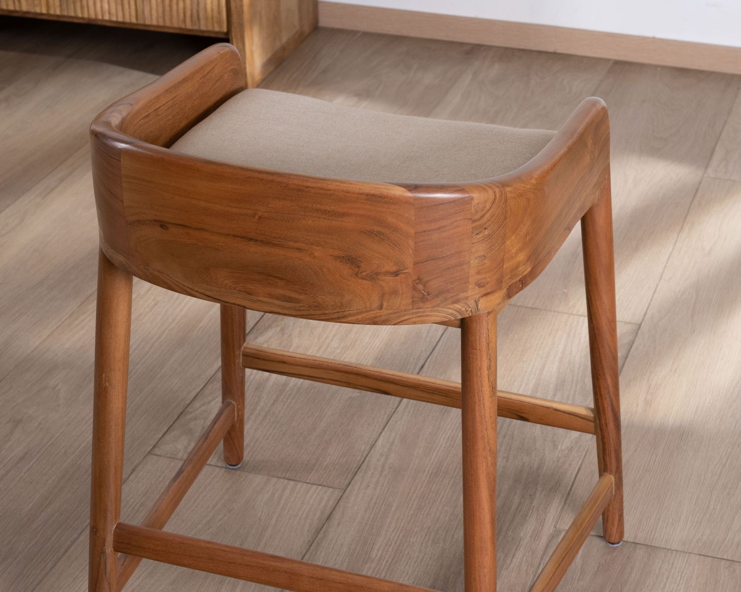 Tabouret mi-hauteur design épuré en acacia et coussin beige "Vogue"