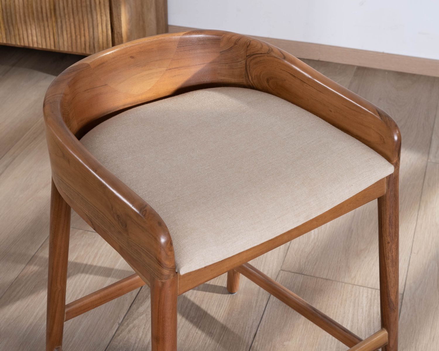 Tabouret mi-hauteur design épuré en acacia et coussin beige "Vogue"