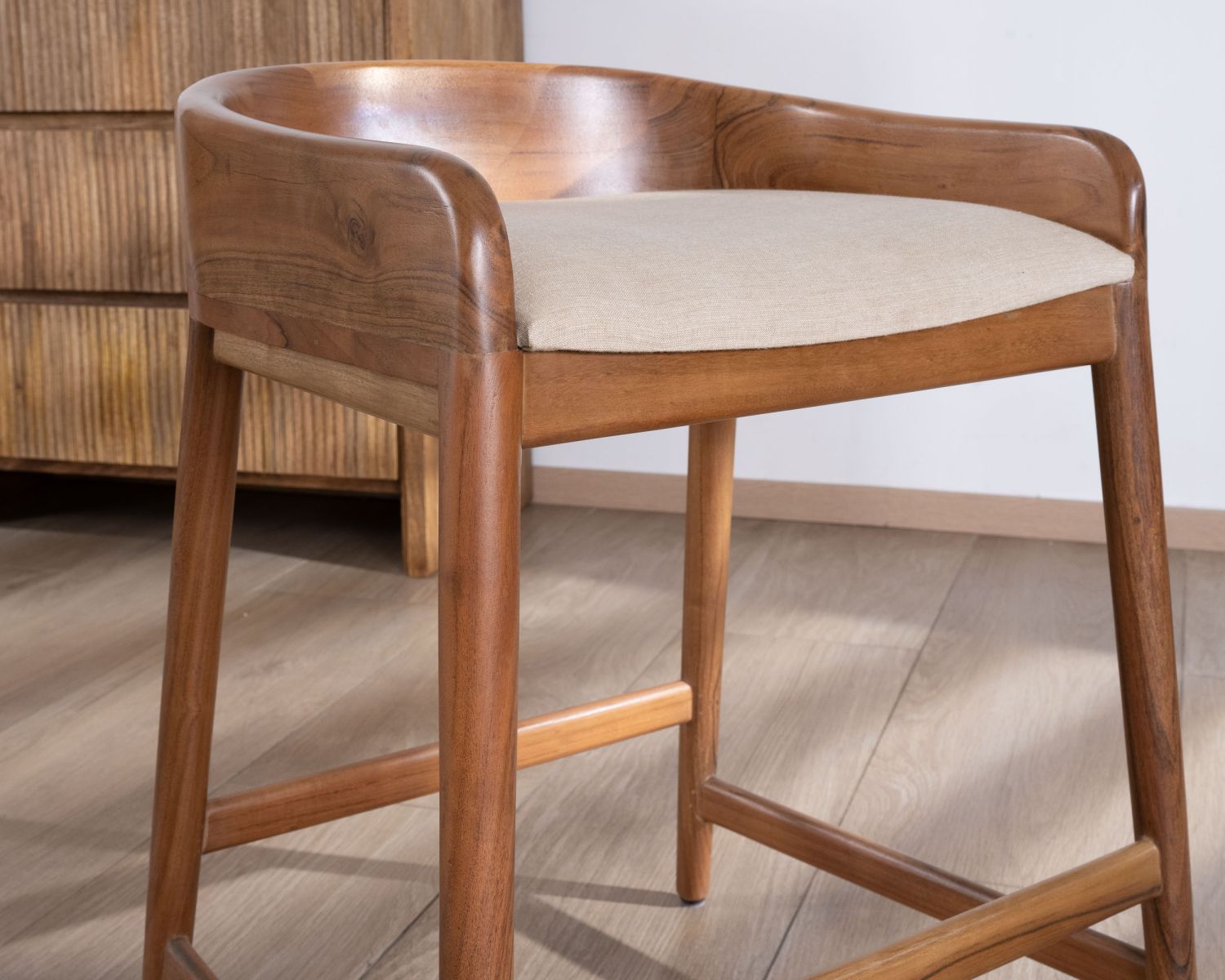 Tabouret mi-hauteur design épuré en acacia et coussin beige "Vogue"