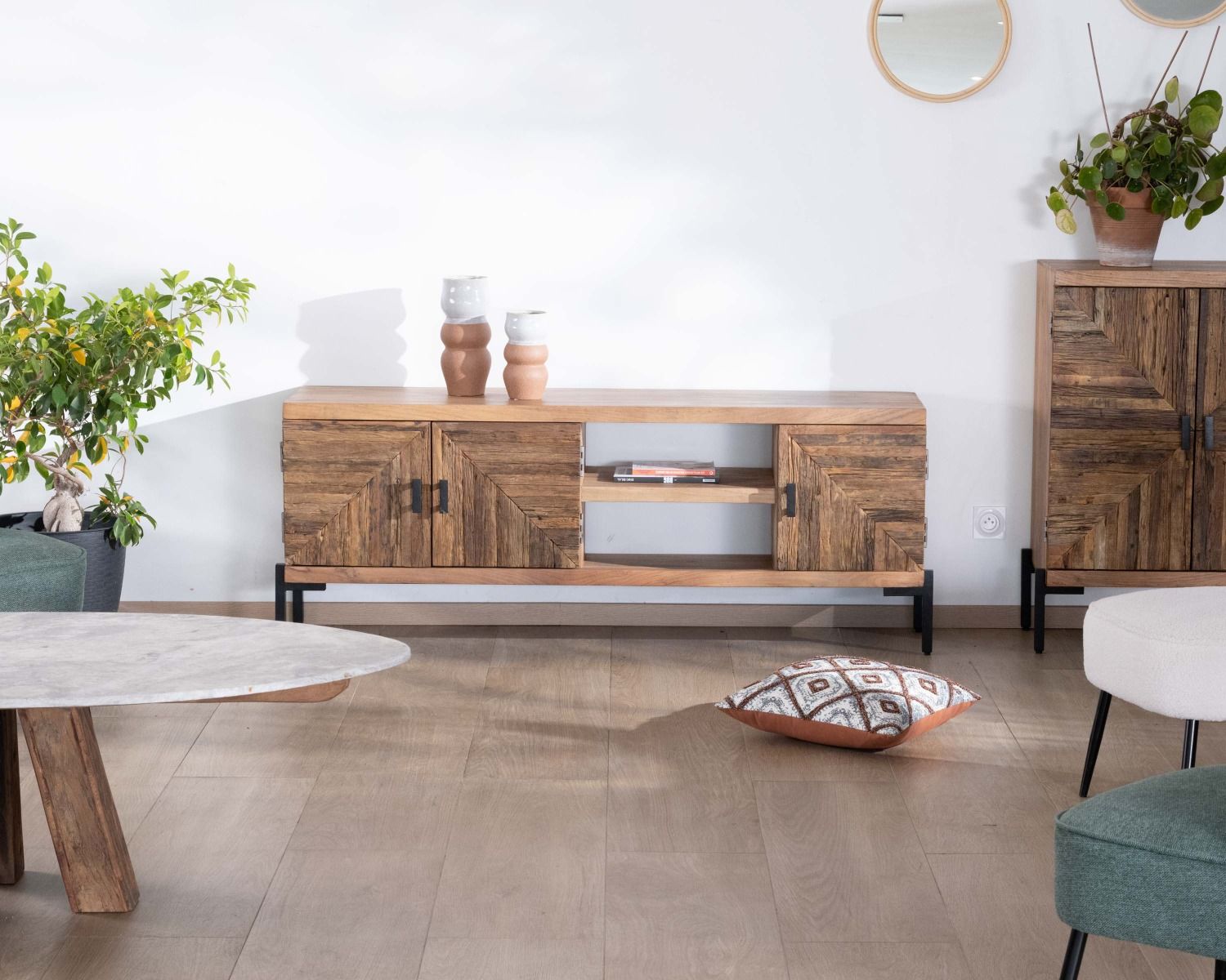Meuble TV style ethnique acacia massif et pieds métal "Géonidum" 160cm 3 portes et 2 niches