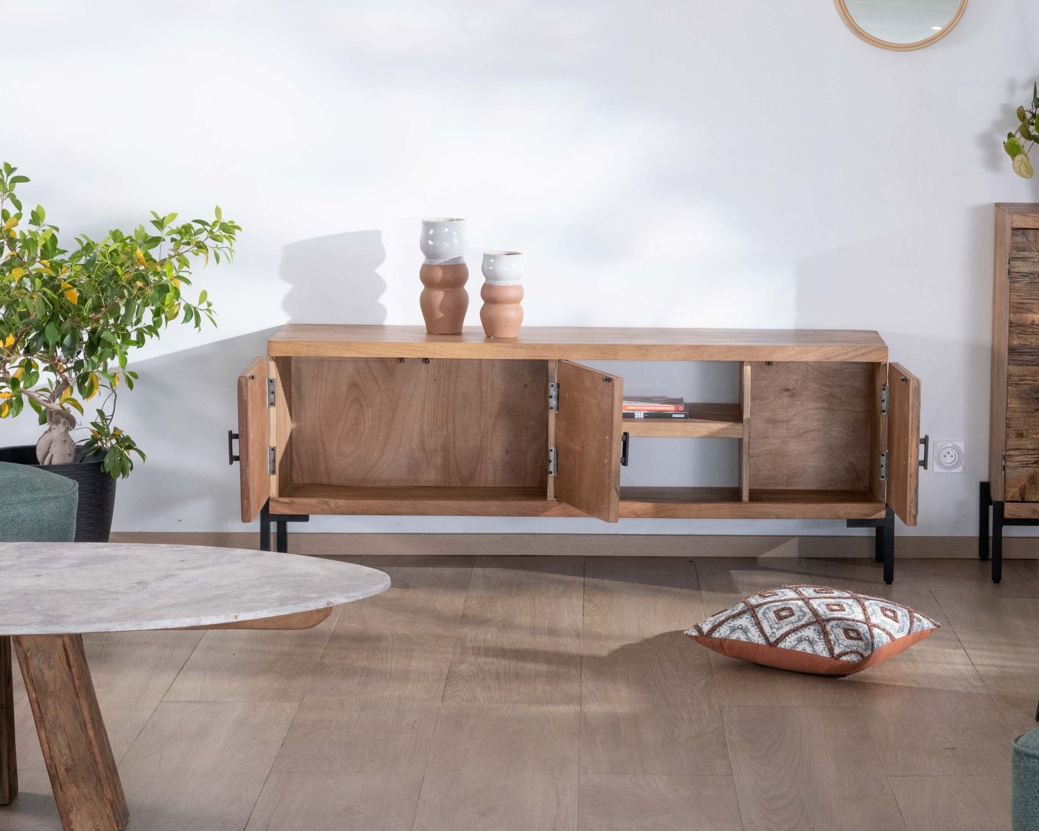 Meuble TV style ethnique acacia massif et pieds métal "Géonidum" 160cm 3 portes et 2 niches