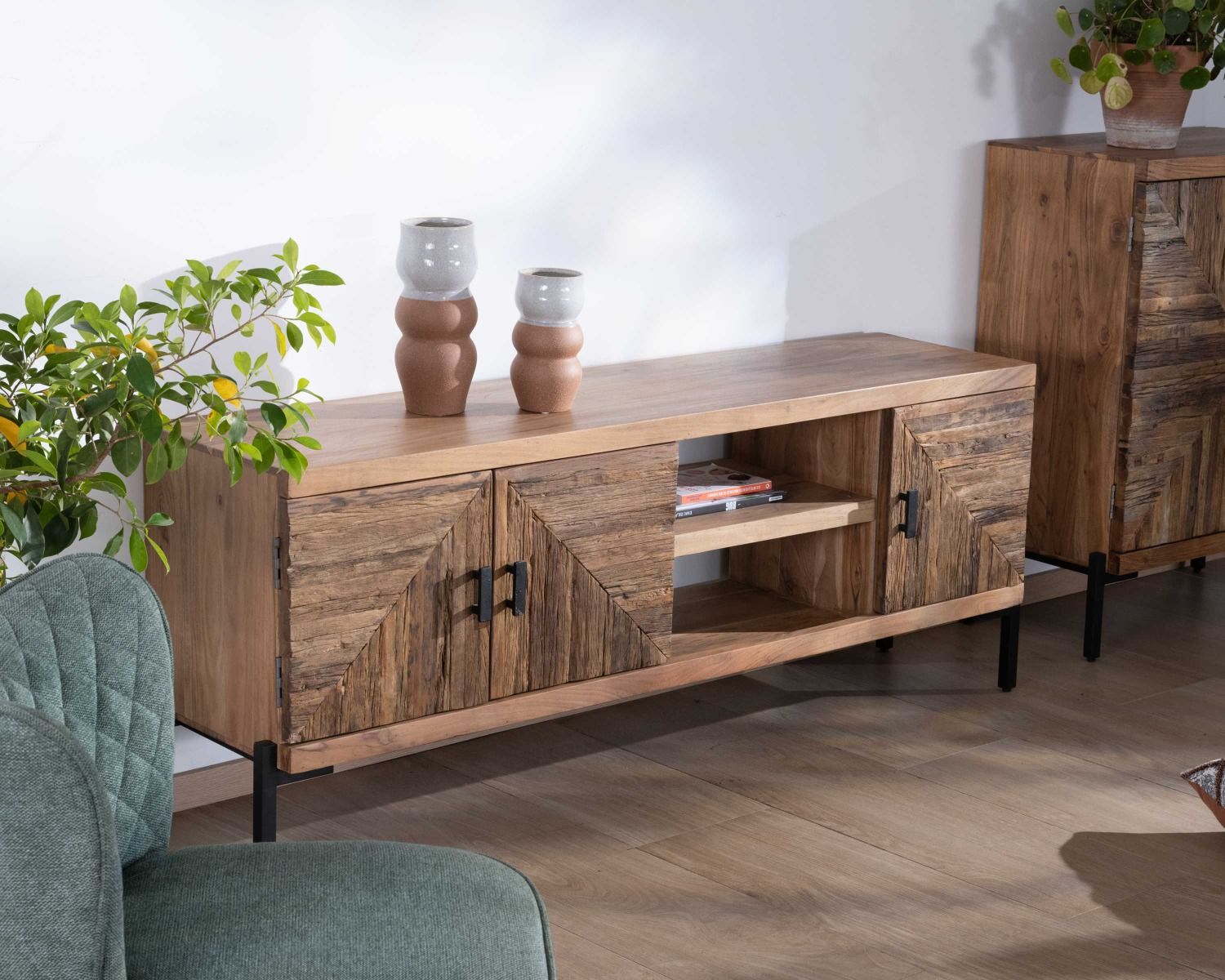 Meuble TV style ethnique acacia massif et pieds métal "Géonidum" 160cm 3 portes et 2 niches