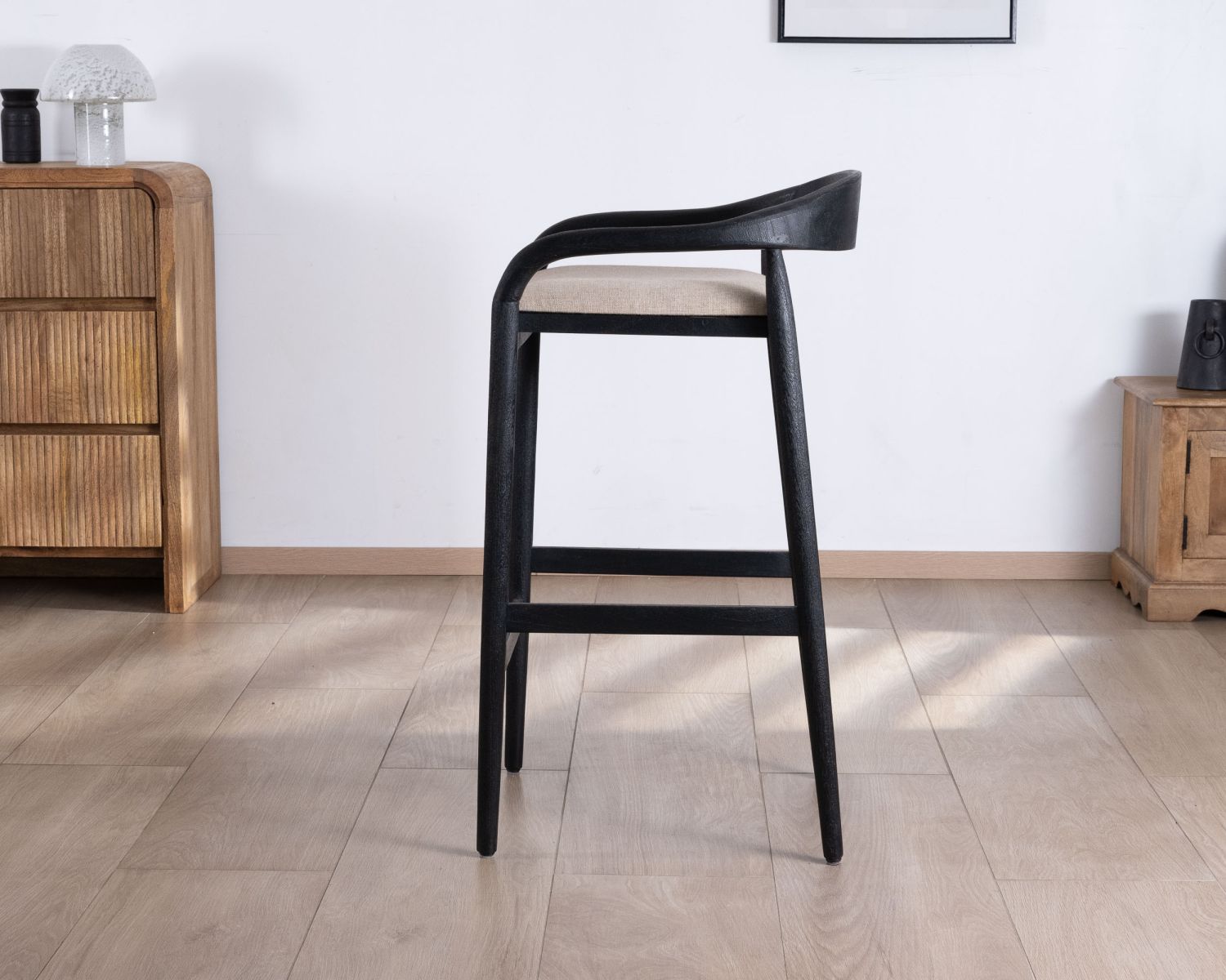 Tabouret de bar noir design avec dosseret bois et assise rembourrée "Vogue"
