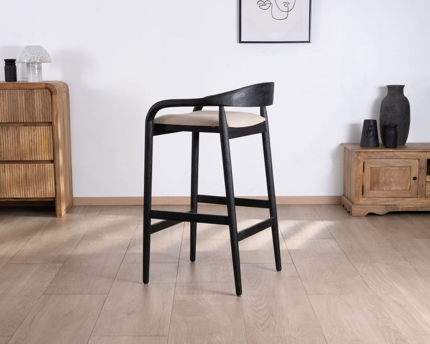 Tabouret de bar noir design avec dosseret bois et assise rembourrée "Vogue"