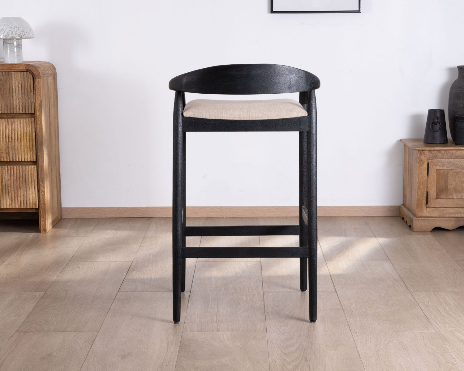 Tabouret de bar noir design avec dosseret bois et assise rembourrée "Vogue"