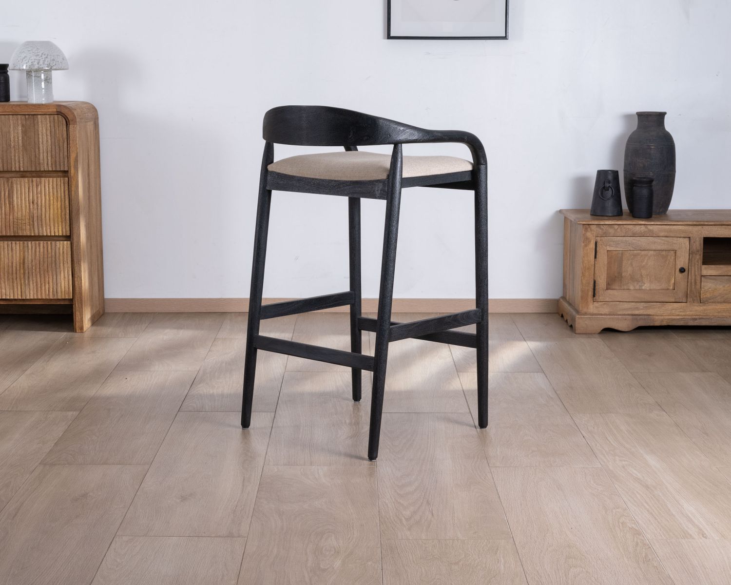 Tabouret de bar noir design avec dosseret bois et assise rembourrée "Vogue"