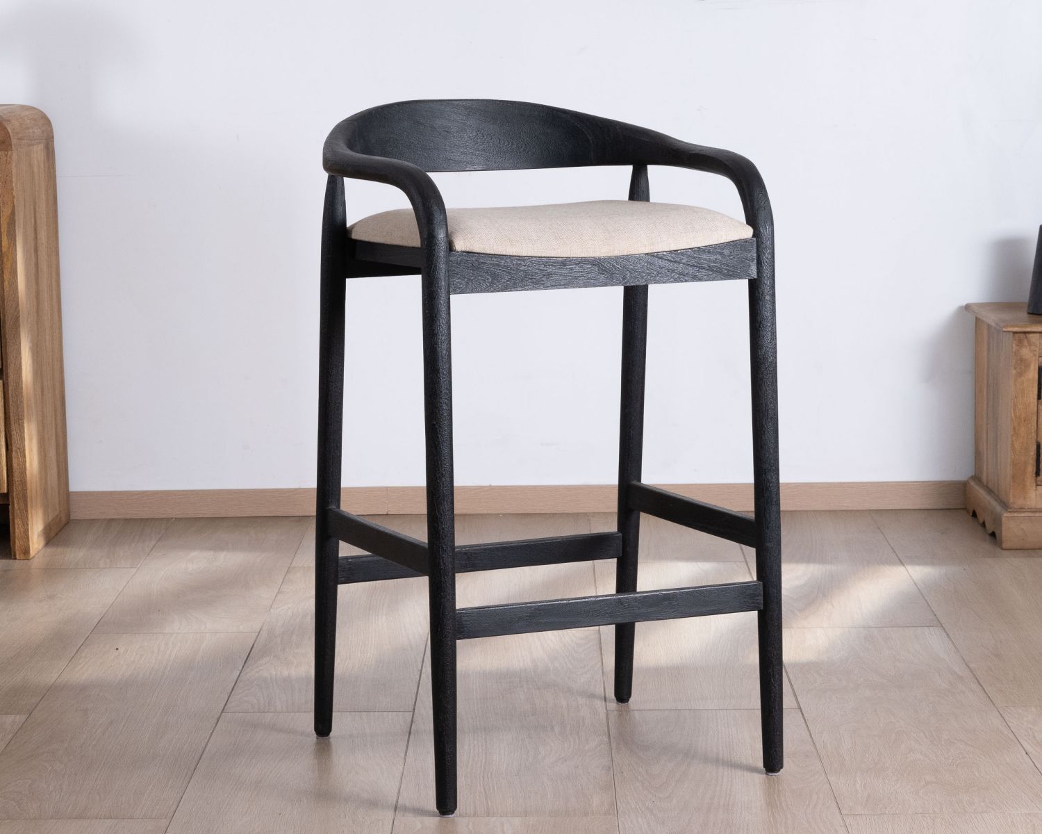 Tabouret de bar noir design avec dosseret bois et assise rembourrée "Vogue"