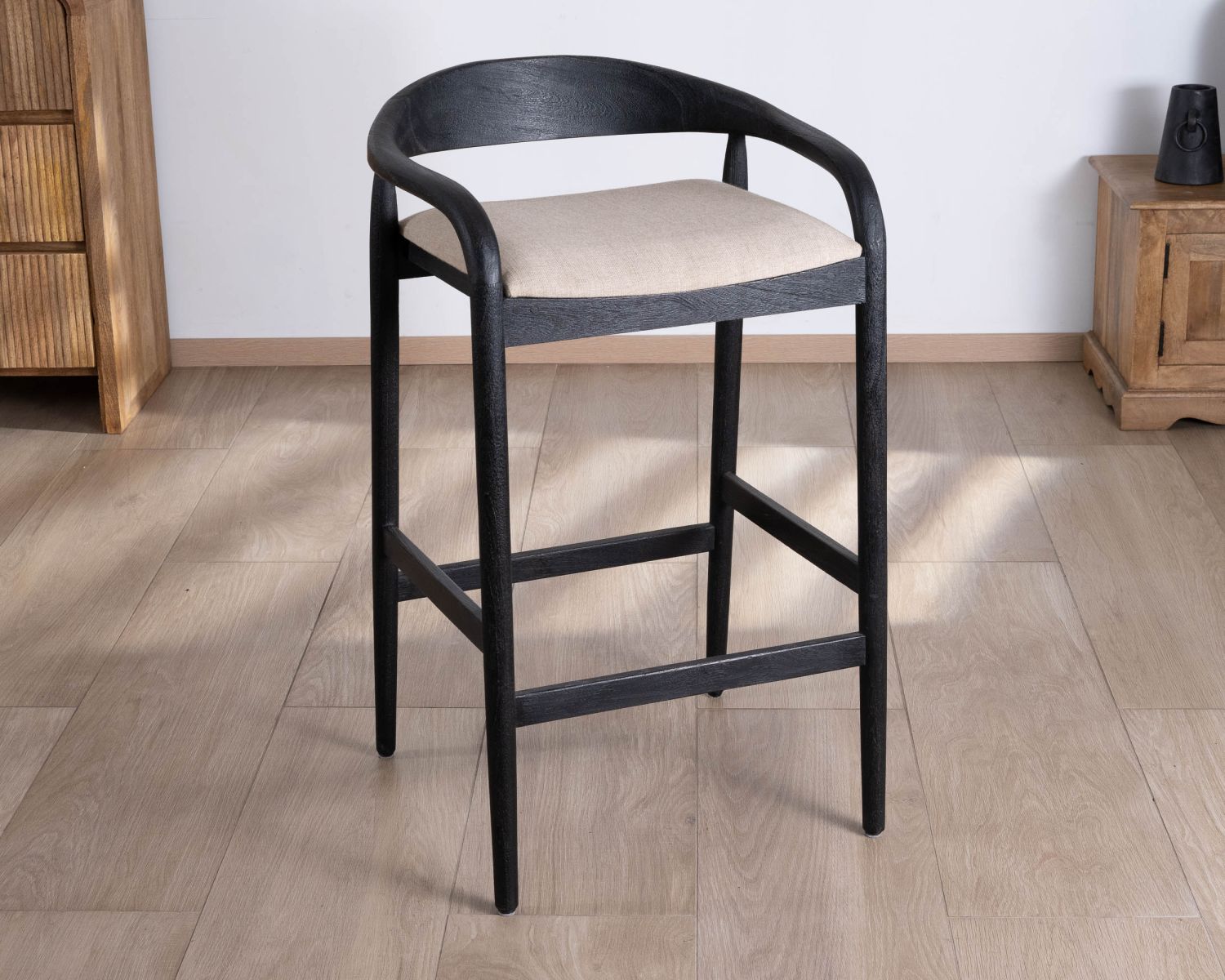 Tabouret de bar noir design avec dosseret bois et assise rembourrée "Vogue"