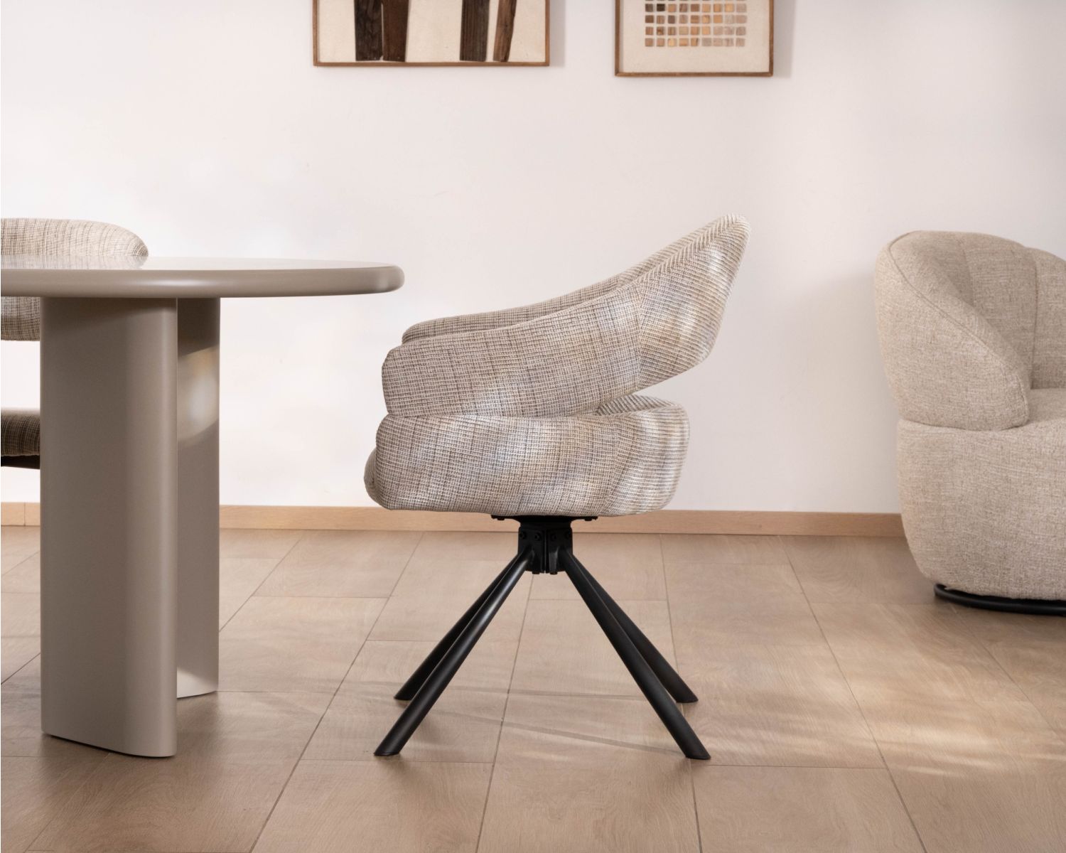 Lot de 2 chaises tournantes esprit rétro-contemporain doux “Movy” en tissu grège tramé