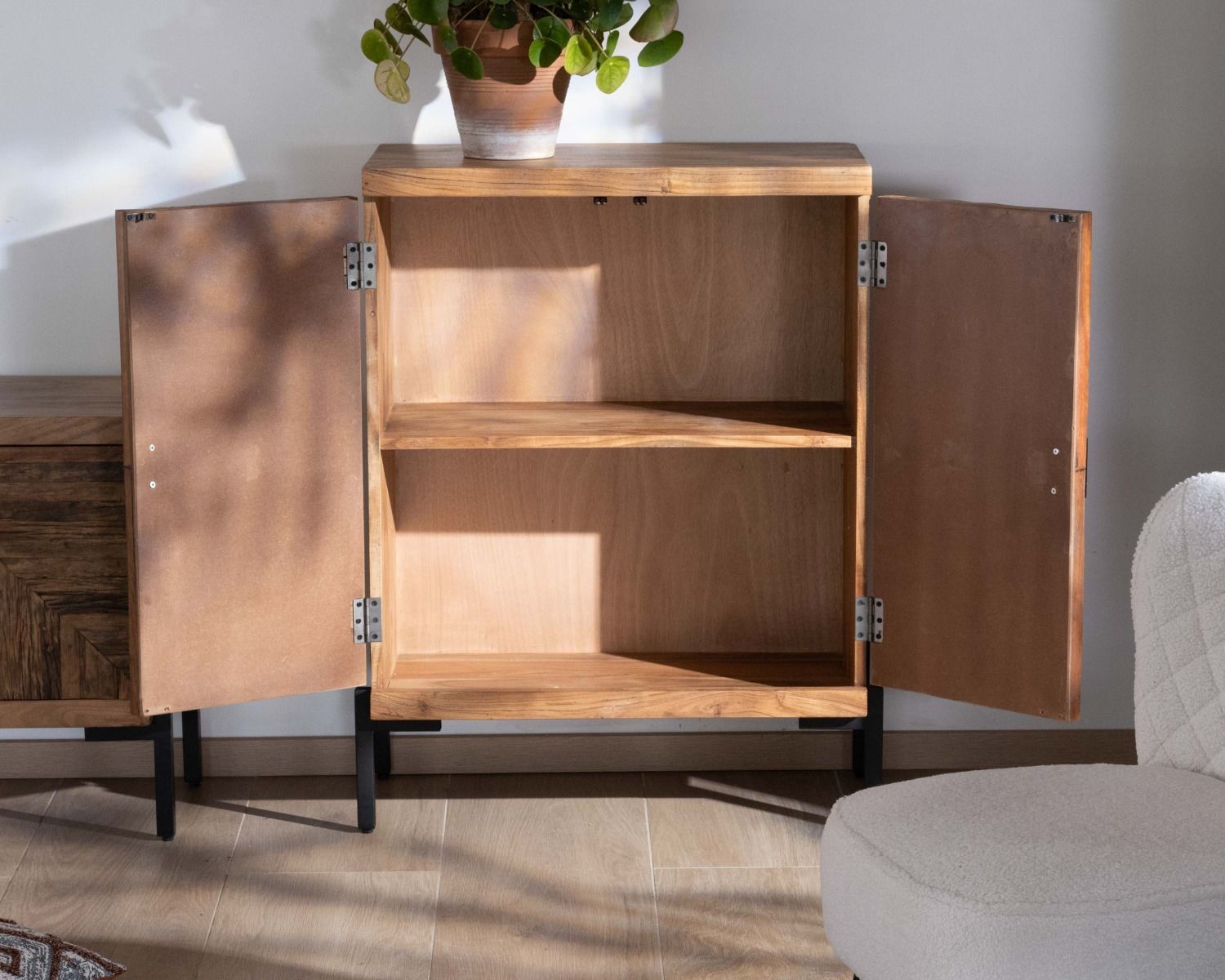 Meuble de rangement bas acacia style ethnique piètement métal "Géonidum"