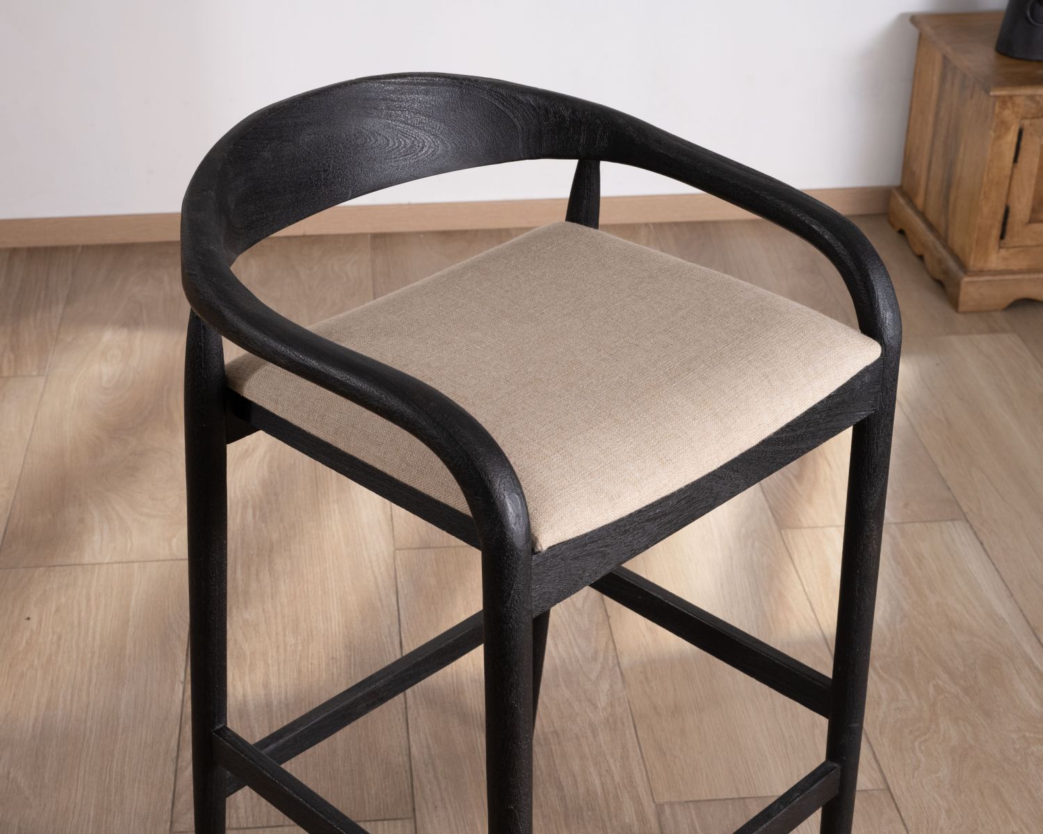 Tabouret de bar noir design avec dosseret bois et assise rembourrée "Vogue"