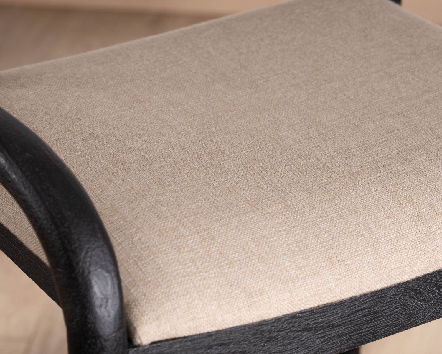 Tabouret de bar noir design avec dosseret bois et assise rembourrée "Vogue"