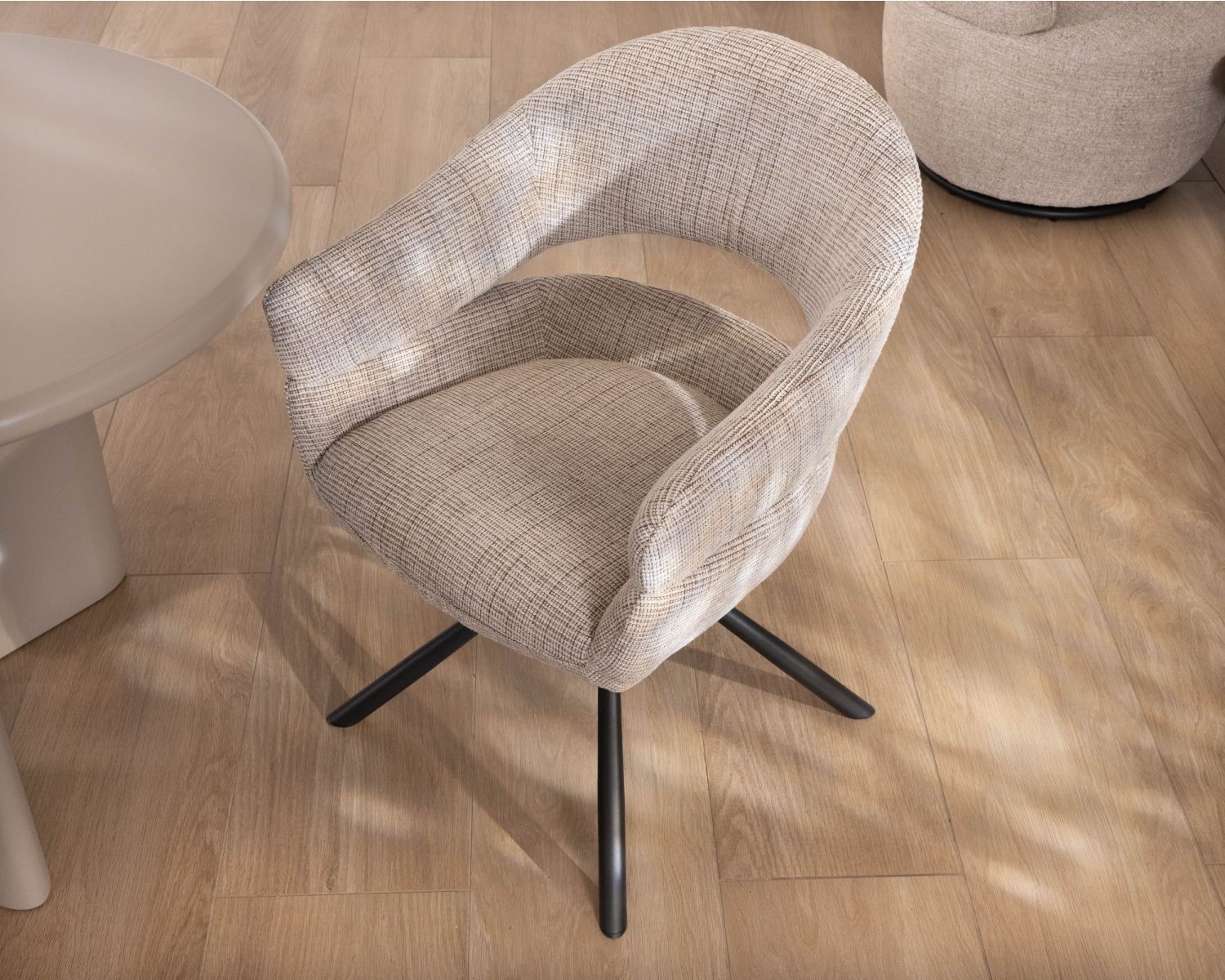 Lot de 2 chaises tournantes esprit rétro-contemporain doux “Movy” en tissu grège tramé