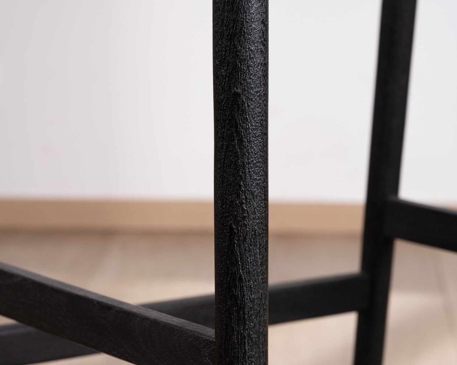 Tabouret de bar noir design avec dosseret bois et assise rembourrée "Vogue"