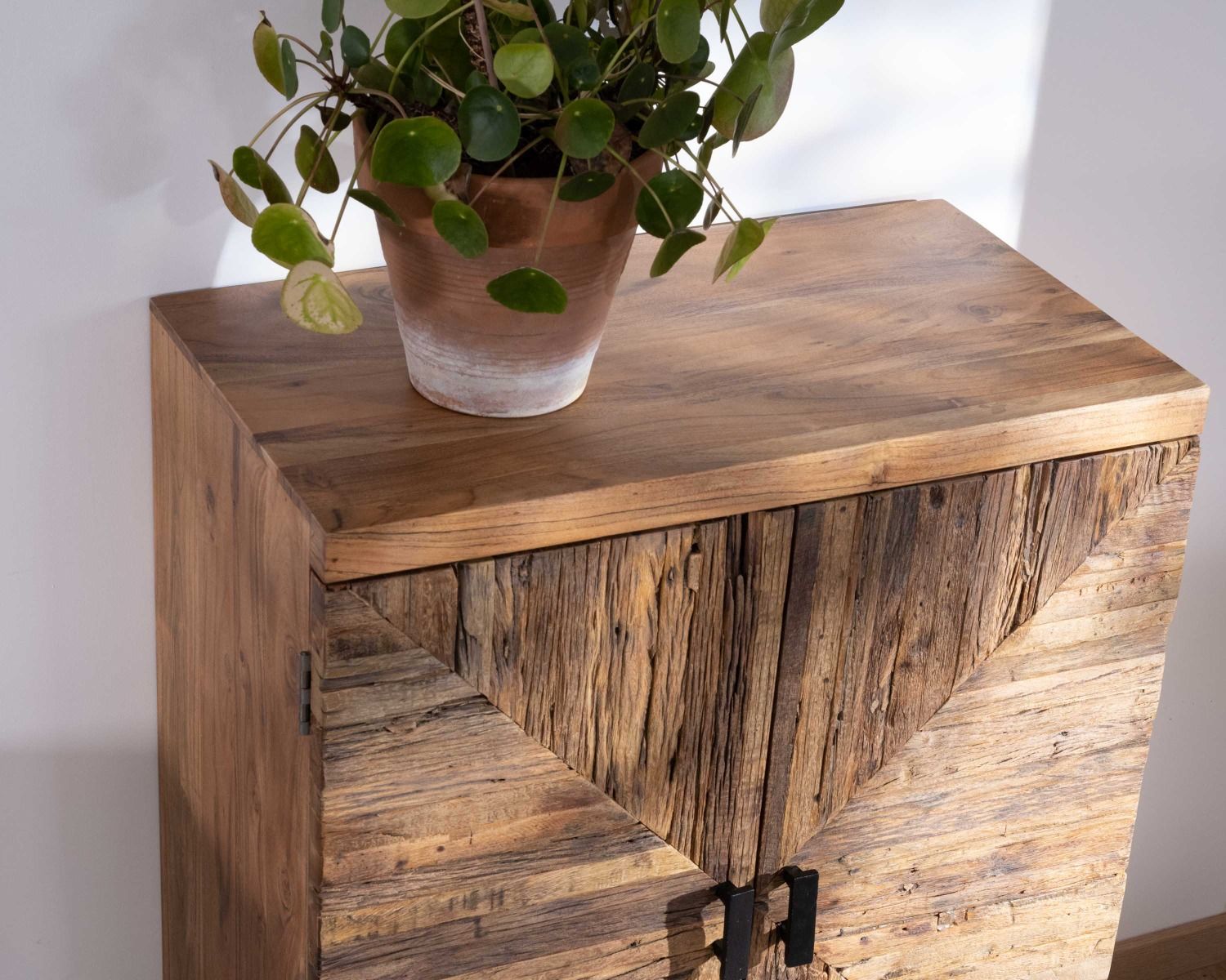 Meuble de rangement bas acacia style ethnique piètement métal "Géonidum"