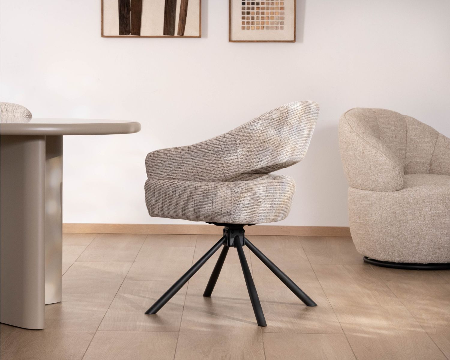 Lot de 2 chaises tournantes esprit rétro-contemporain doux “Movy” en tissu grège tramé