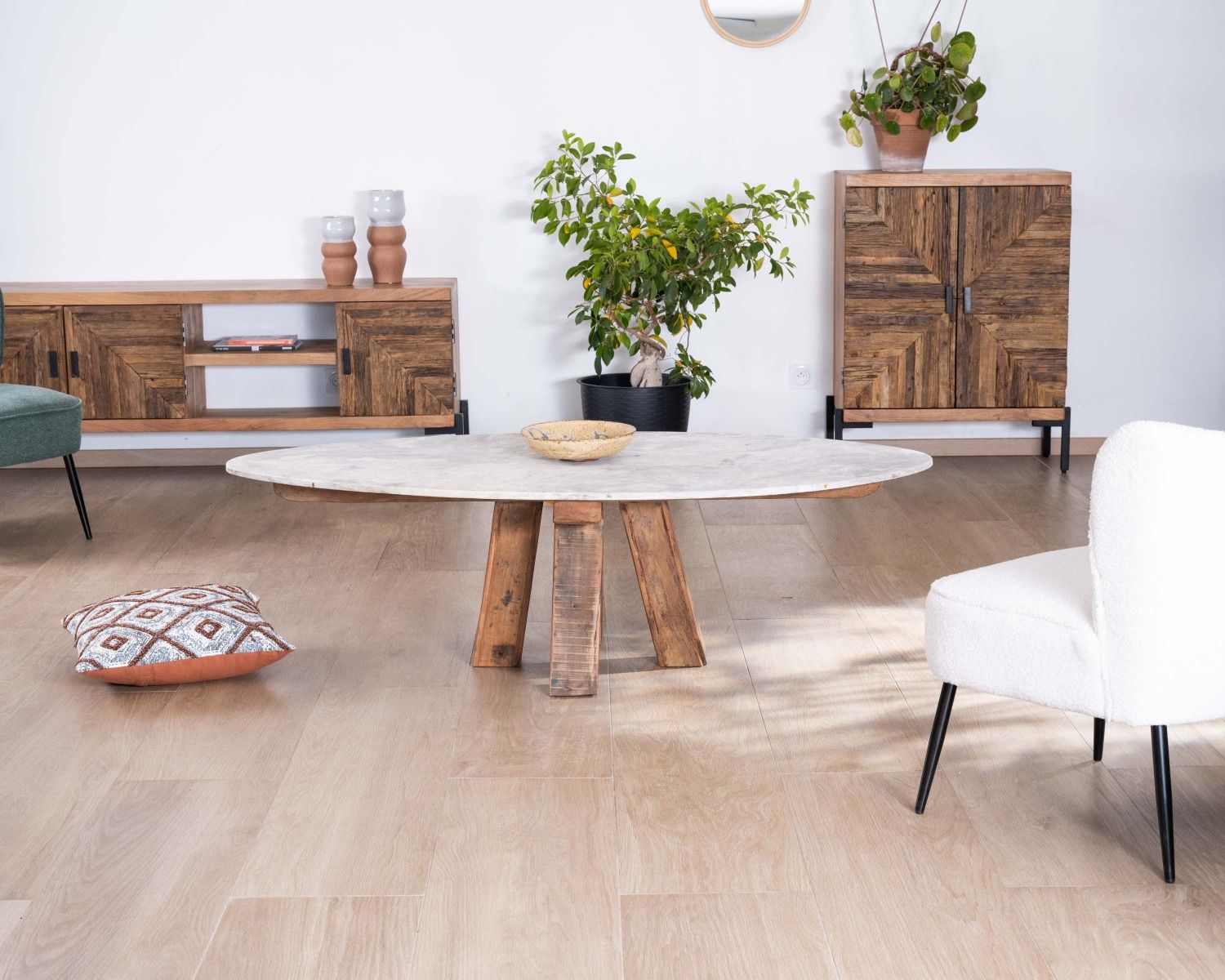 Meuble TV style ethnique acacia massif et pieds métal "Géonidum" 160cm 3 portes et 2 niches