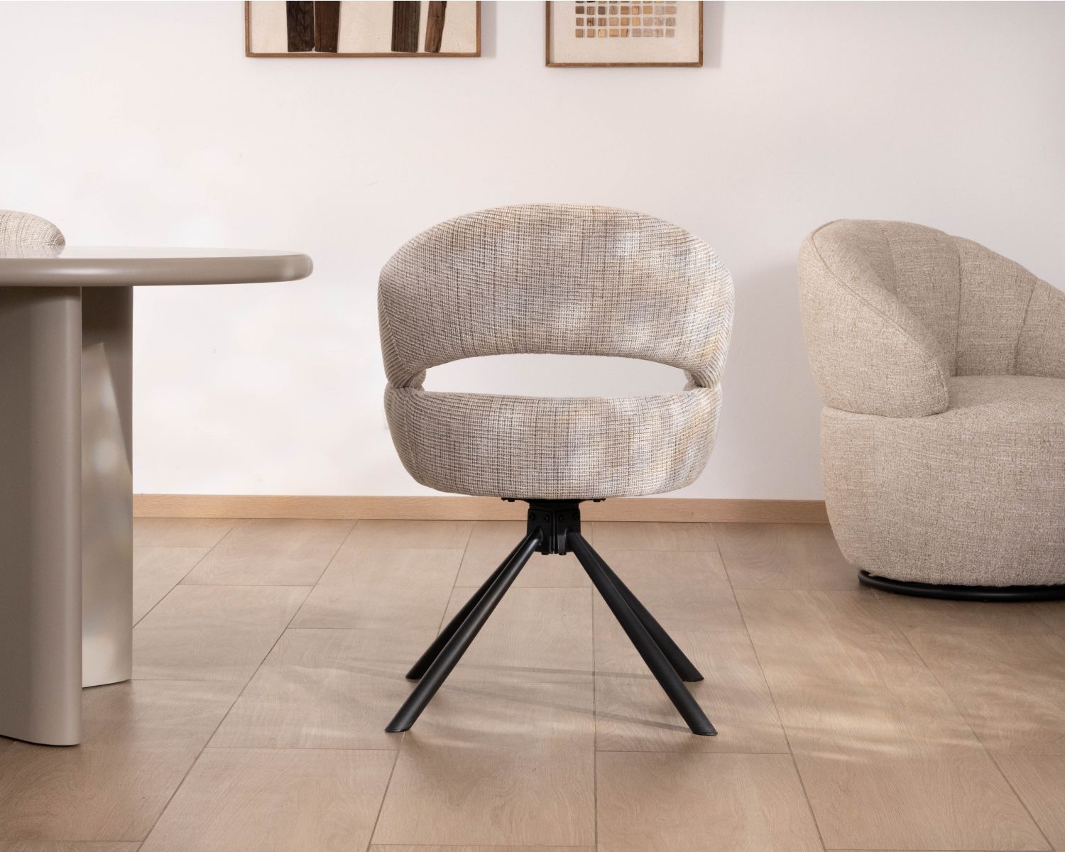 Lot de 2 chaises tournantes esprit rétro-contemporain doux “Movy” en tissu grège tramé