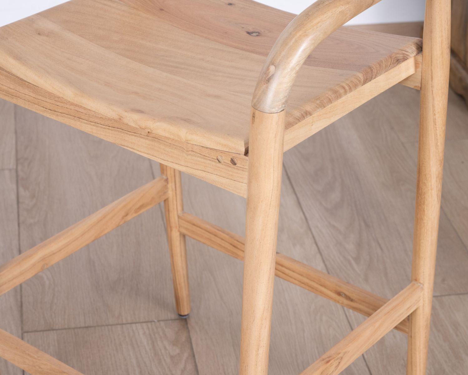 Tabouret de bar en acacia design épuré avec dosseret "Vogue"