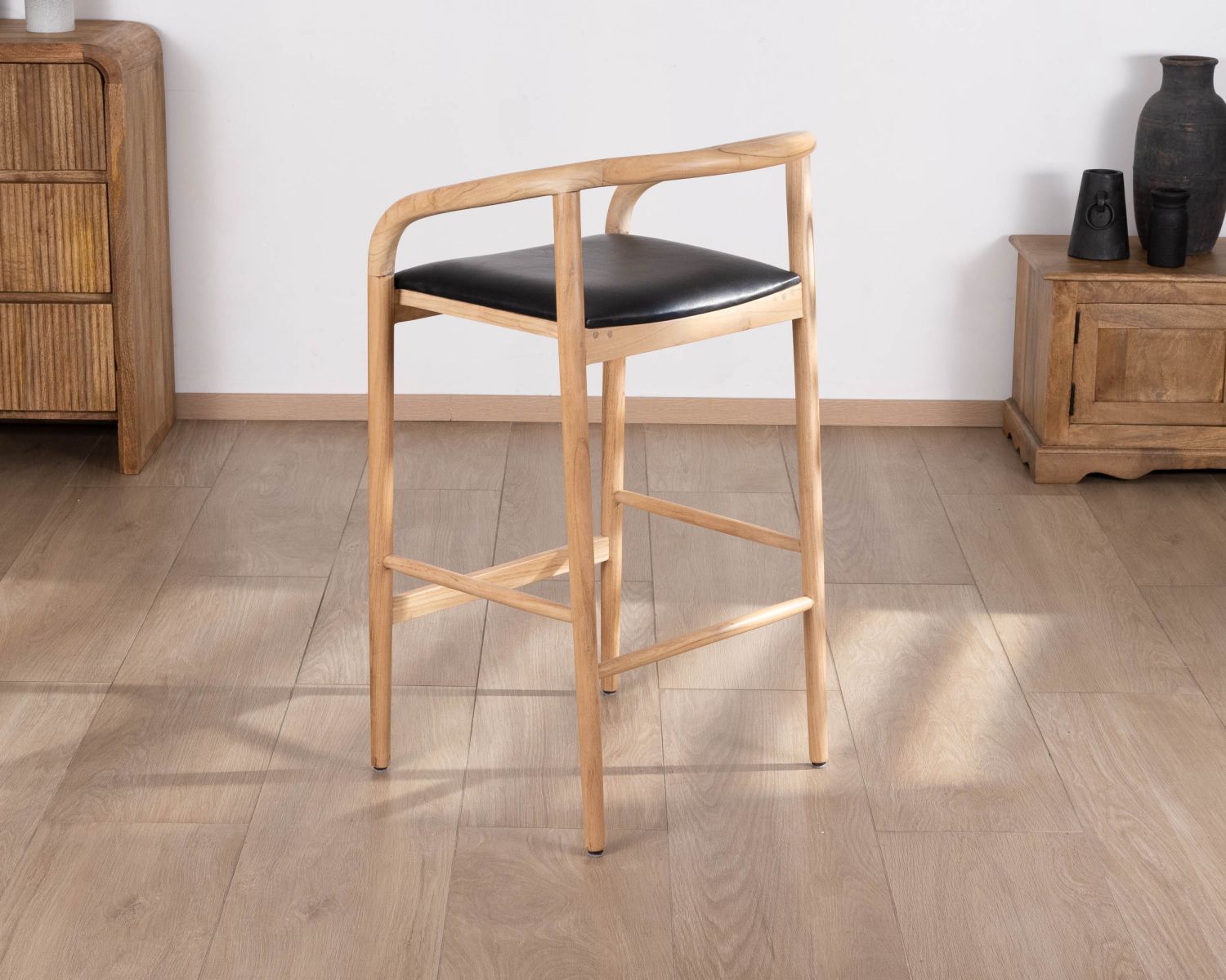 Chaise de bar épurée en acacia naturel et assise PU noir "Vogue"
