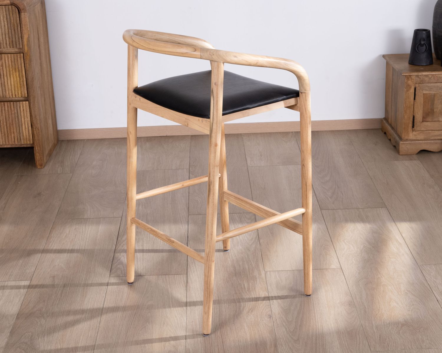 Chaise de bar épurée en acacia naturel et assise PU noir "Vogue"