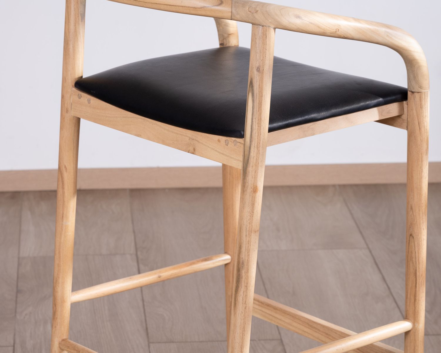 Chaise de bar épurée en acacia naturel et assise PU noir "Vogue"