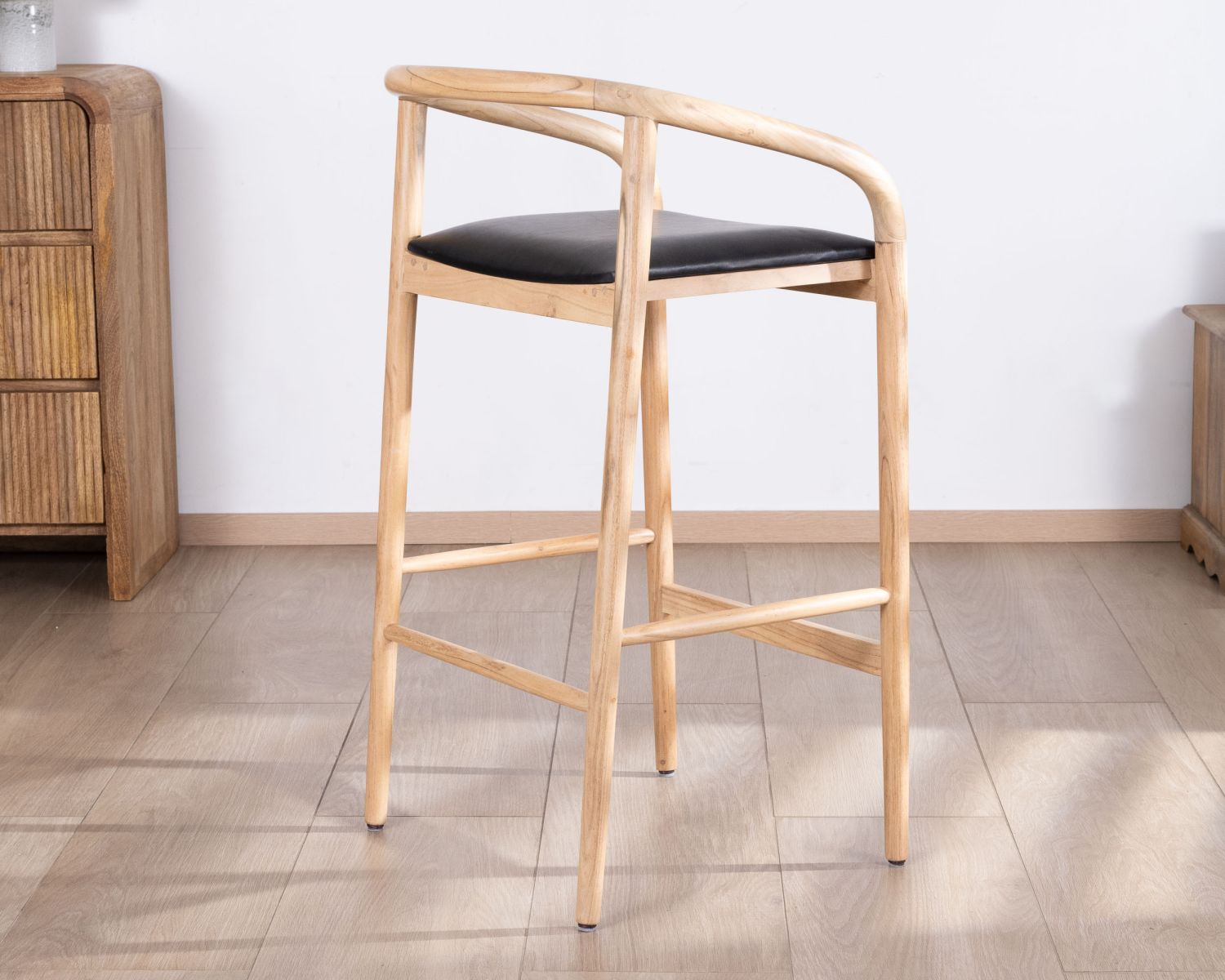 Chaise de bar épurée en acacia naturel et assise PU noir "Vogue"