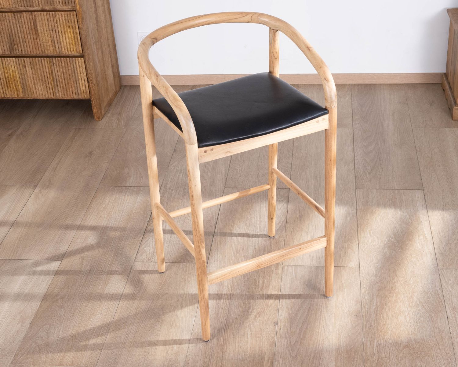 Chaise de bar épurée en acacia naturel et assise PU noir "Vogue"