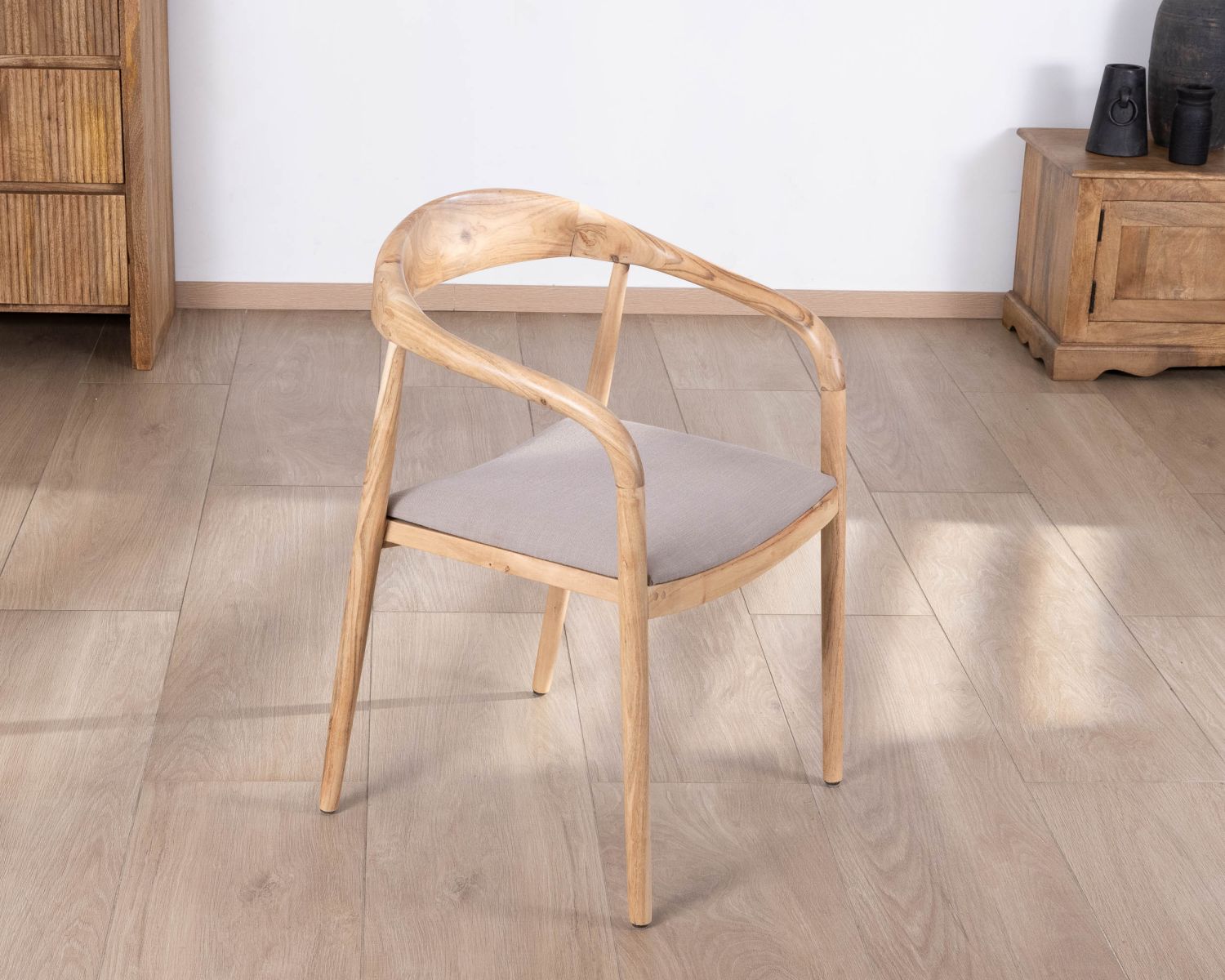 Lot de 2 chaises de repas épurées en acacia avec assise tissu beige "Vogue"