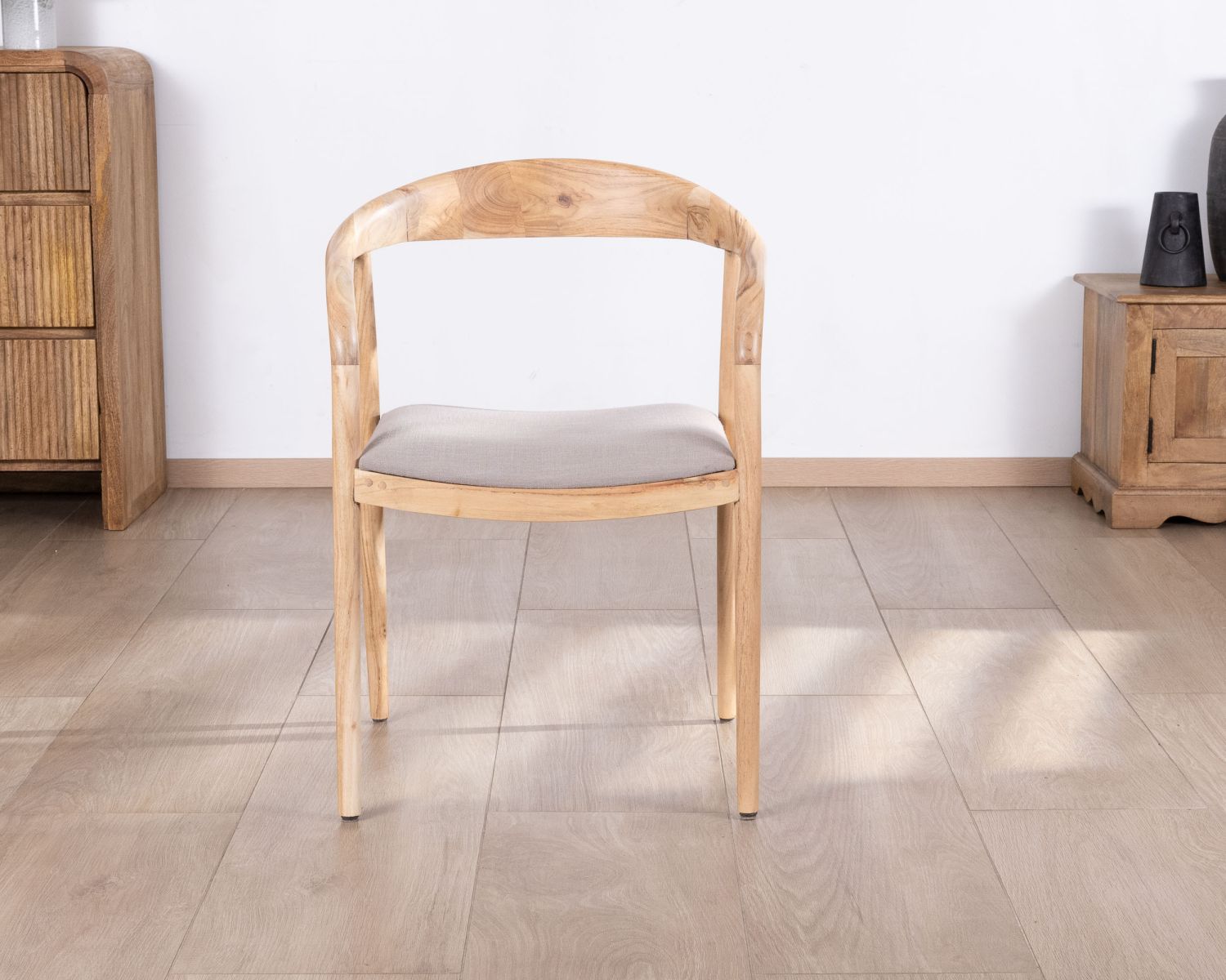 Lot de 2 chaises de repas épurées en acacia avec assise tissu beige "Vogue"