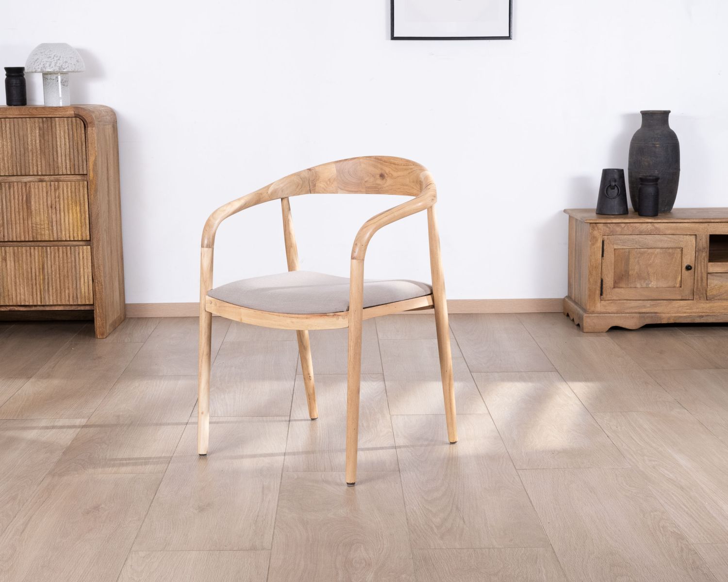 Lot de 2 chaises de repas épurées en acacia avec assise tissu beige "Vogue"