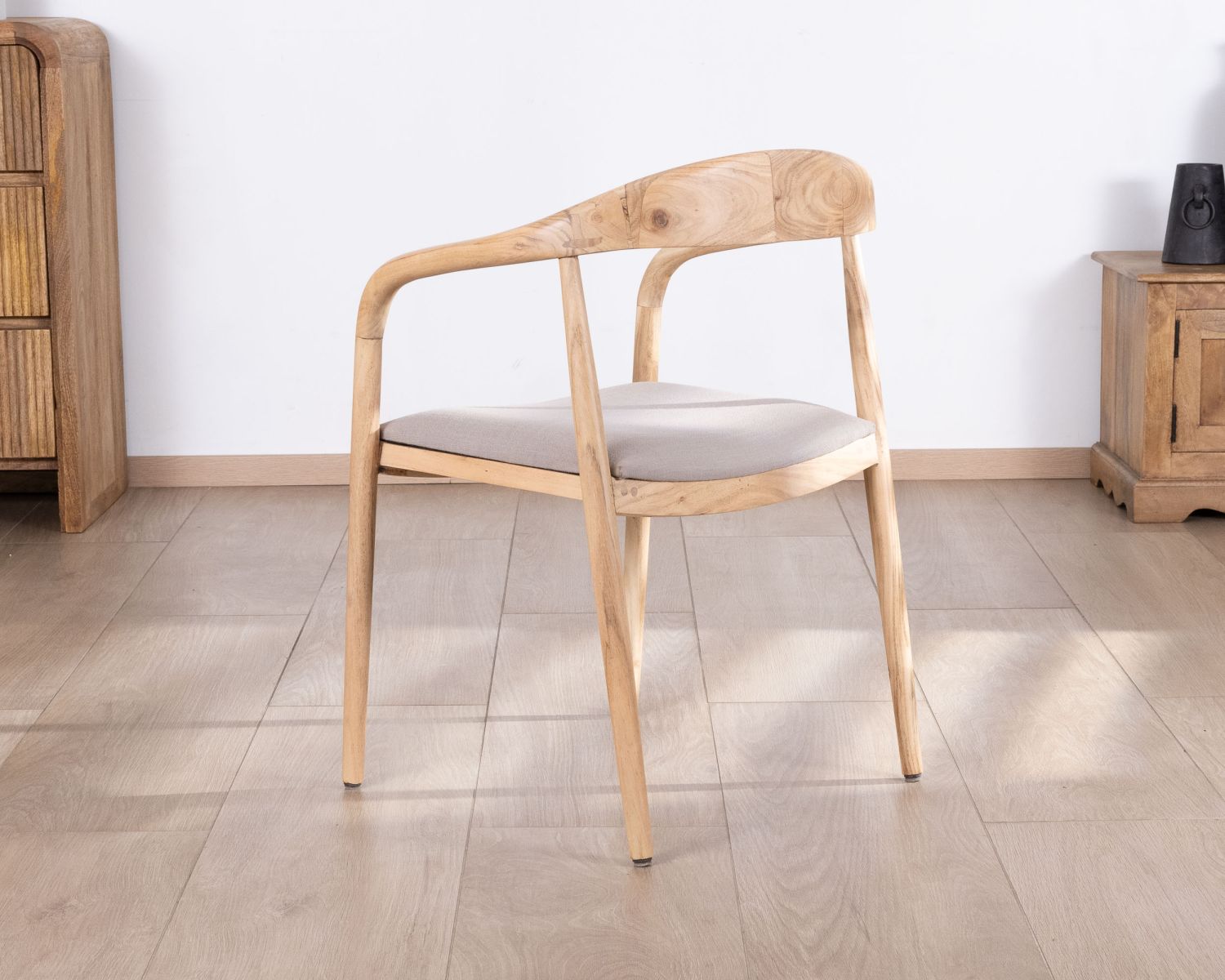 Lot de 2 chaises de repas épurées en acacia avec assise tissu beige "Vogue"